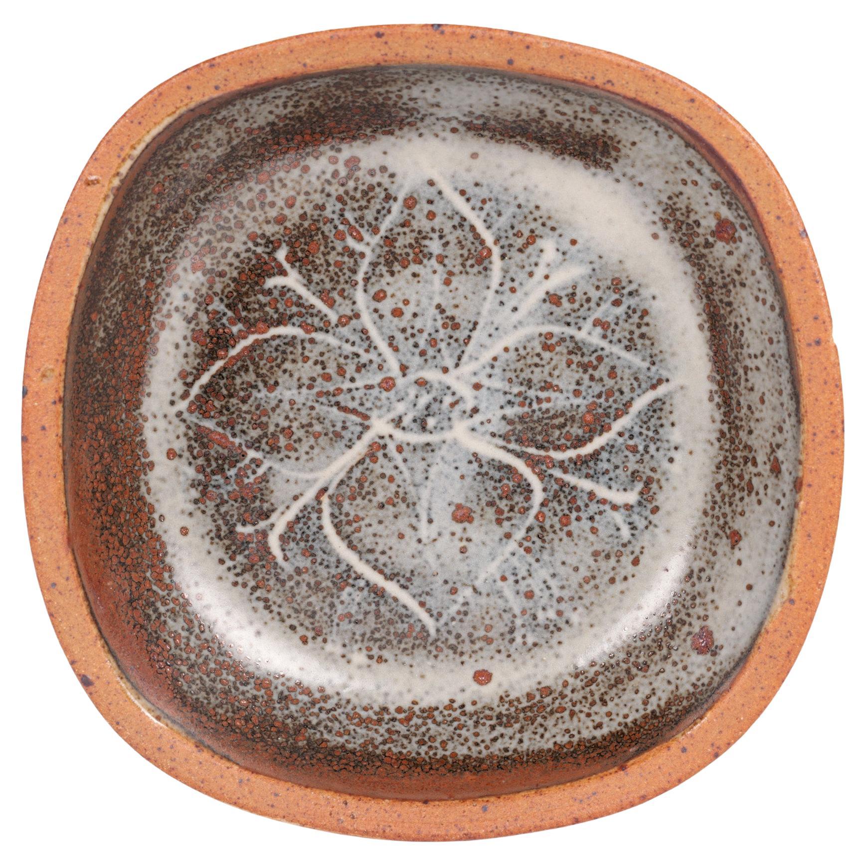 David Leach Pottery Studio Pottery Floral Decorated Dish (Plat à décor floral)  en vente