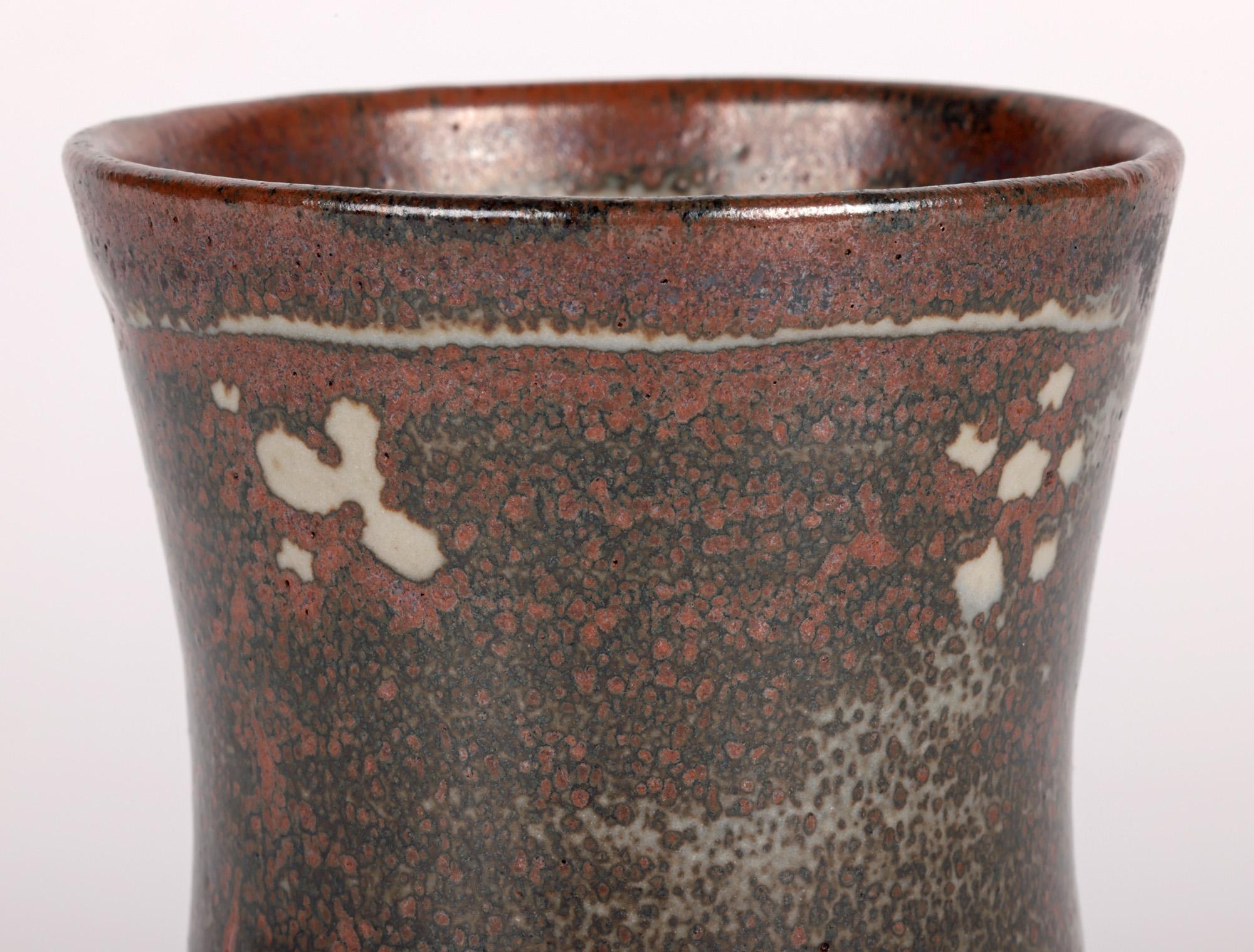 Eine sehr stilvolle Lowerdown Pottery Steingut Studio Keramik Vase mit stilisierten Blütenköpfen von renommierten Töpfer David Leach (British, 1911-2005) aus der Zeit um 1970. Die handgedrehte Vase steht auf einem schmalen, runden, unglasierten Fuß