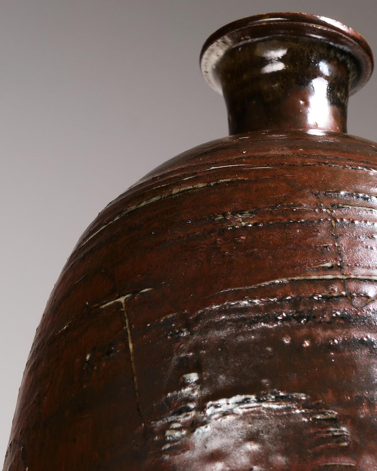 20ième siècle David Leach, Vase à col de bouteille en grès en vente