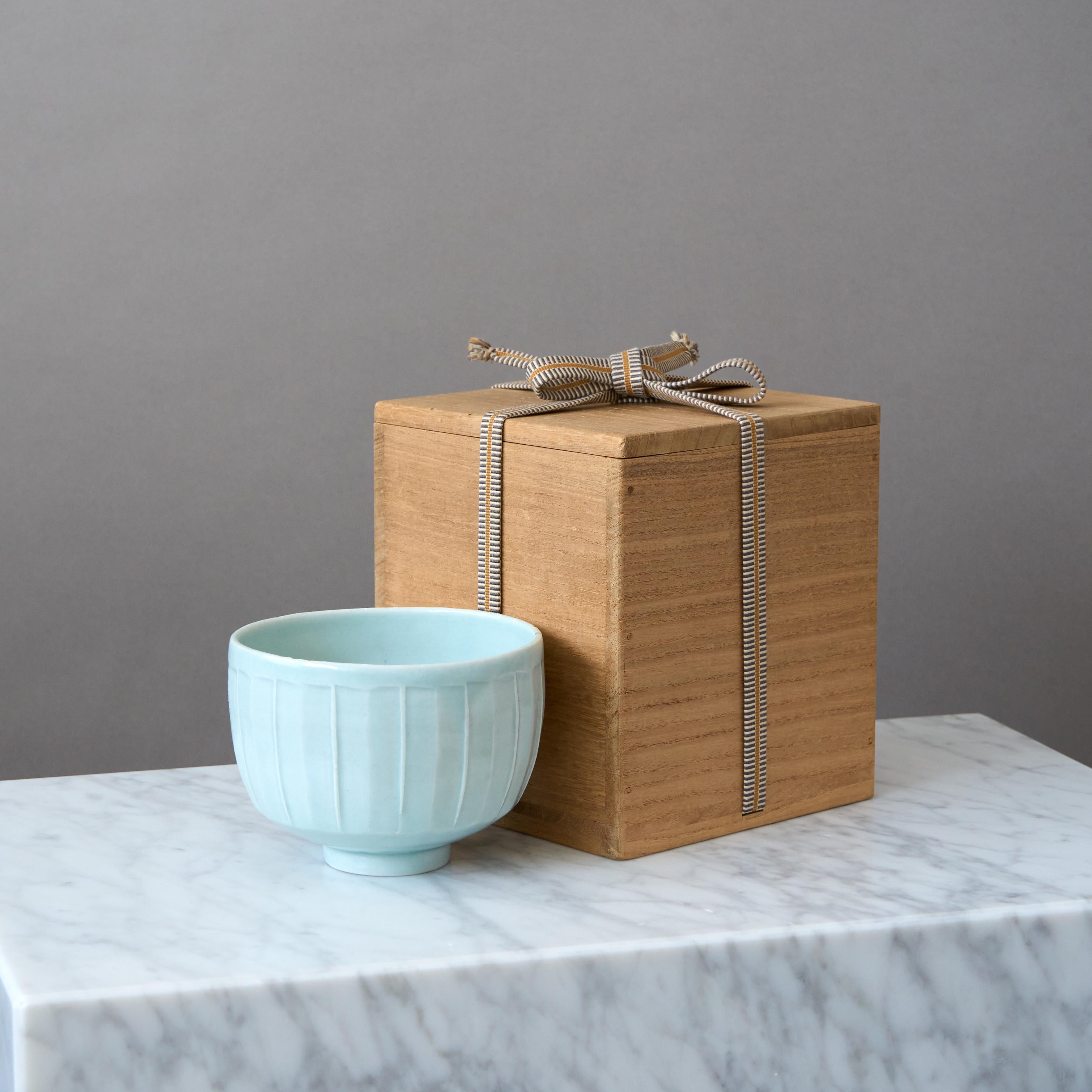 David Leach Studio Pottery Celadon Tea Bowl with Japanese Box, England, 1980s For Sale 4