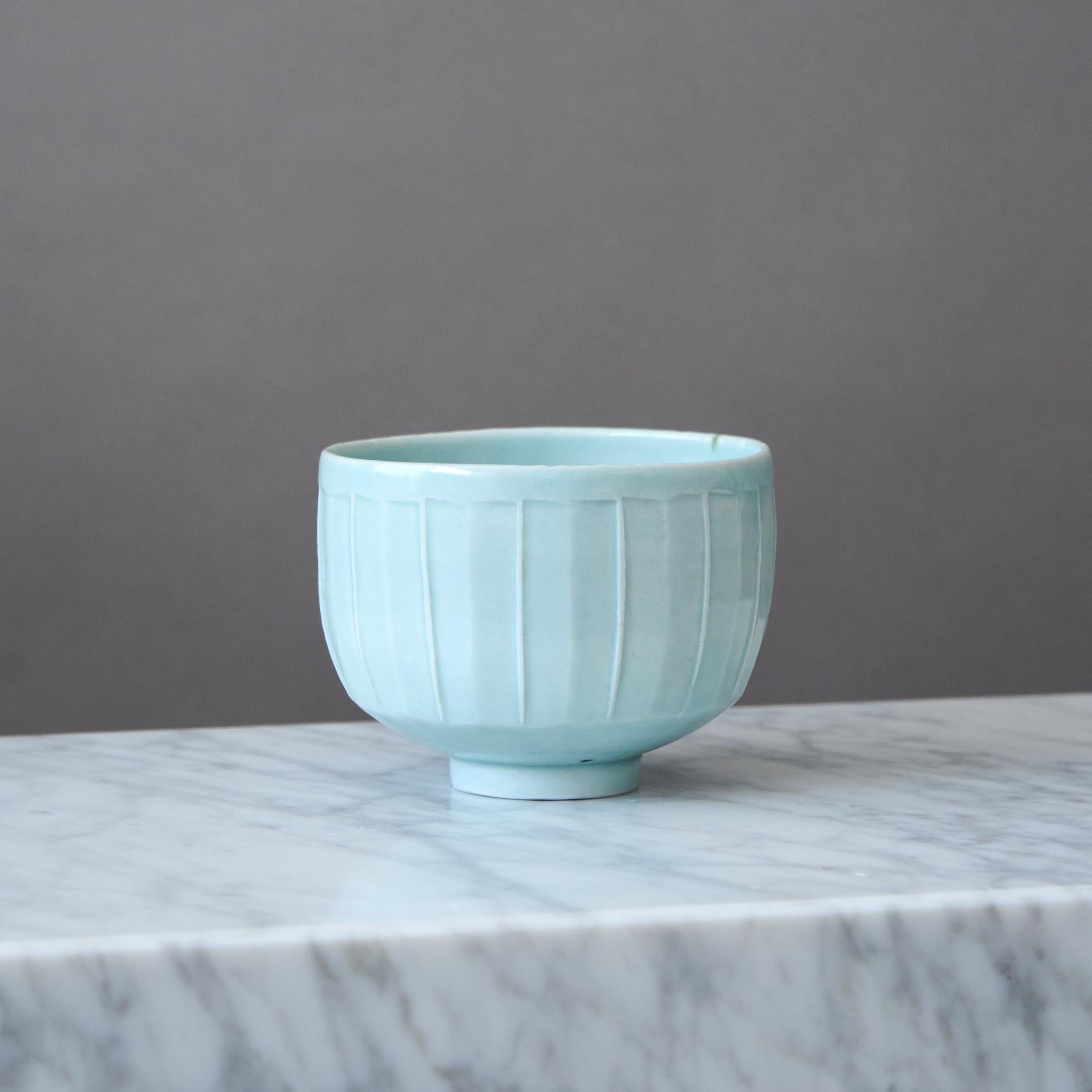 A beautiful stoneware bowl / tea bowl with amazing celadon glaze. 

Made by renowned potter David Leach at Lowerdown, England, 1980s.
The bowl stands on a narrow foot and is decorated with a trailed incised linear design. Comes with a custom