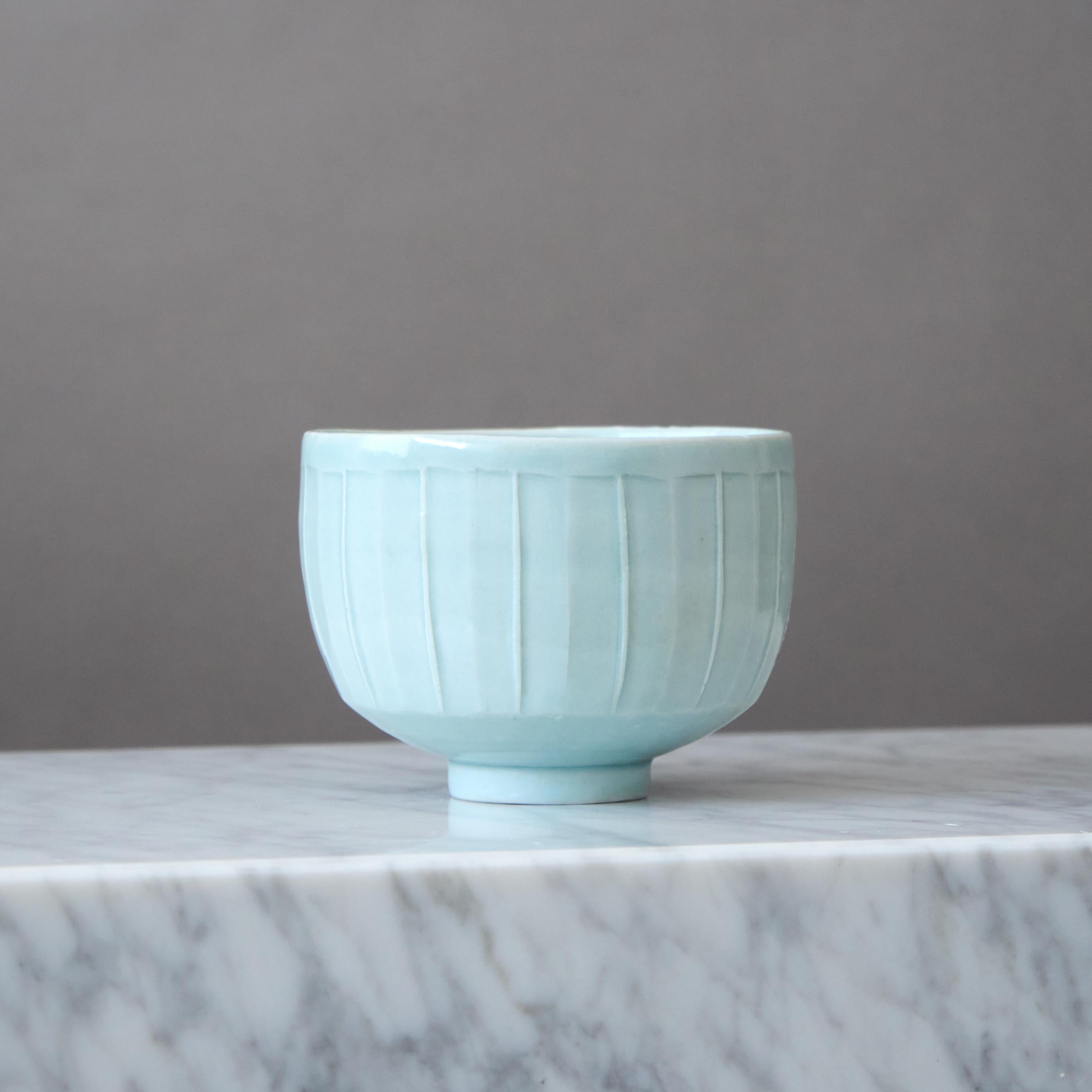 Mid-Century Modern David Leach Studio Pottery Celadon Tea Bowl with Japanese Box, England, 1980s For Sale