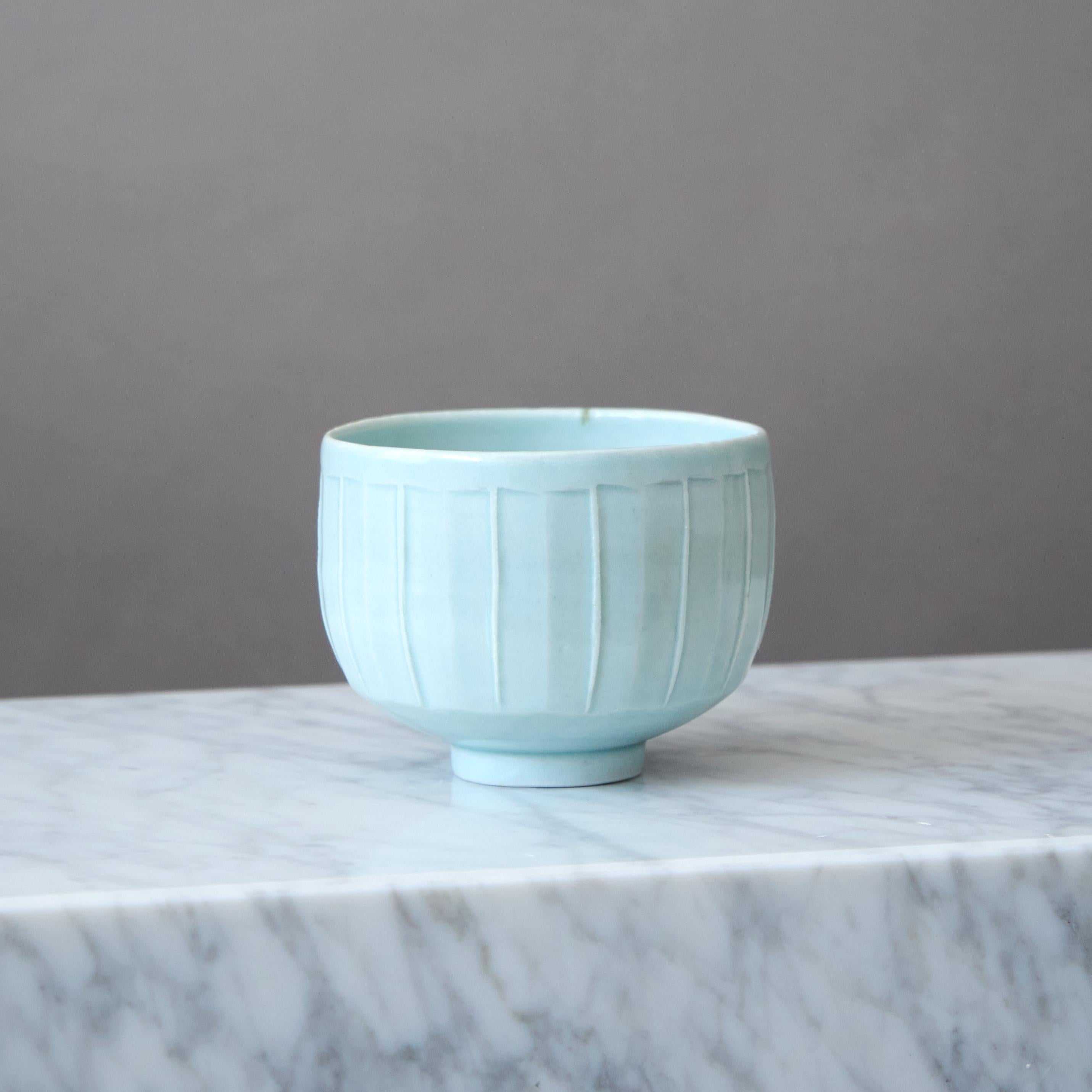 David Leach Studio Pottery Celadon Tea Bowl with Japanese Box, England, 1980s In Good Condition For Sale In Malmö, SE