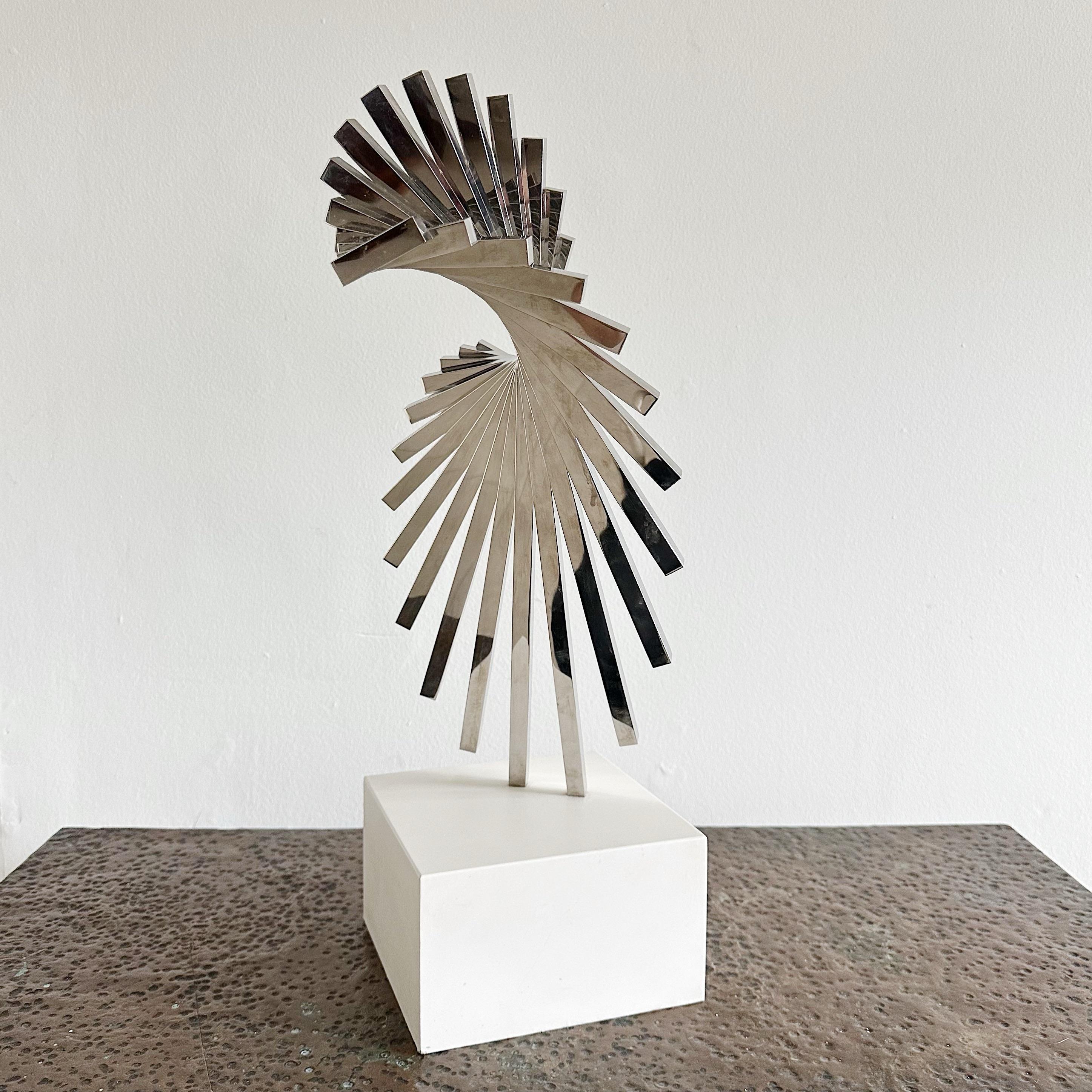 David Lee Brown è una scultura astratta in acciaio inossidabile su una base in legno bianco impiallacciato. Brown ha all'attivo numerose installazioni pubbliche di grandi dimensioni ed è stato professore per più di 50 anni alla Pratt. In ottime