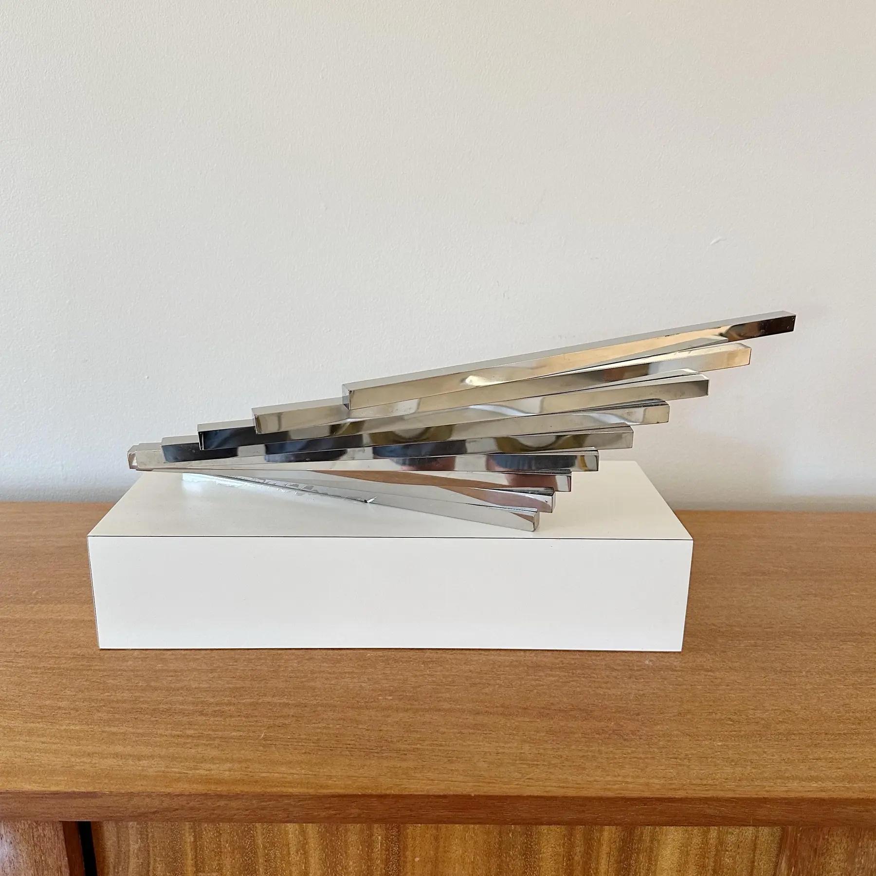 David Lee Brown è una scultura astratta in acciaio inossidabile su una base in legno bianco impiallacciato. Brown ha all'attivo numerose installazioni pubbliche di grandi dimensioni ed è stato professore per più di 50 anni alla Pratt. In ottime