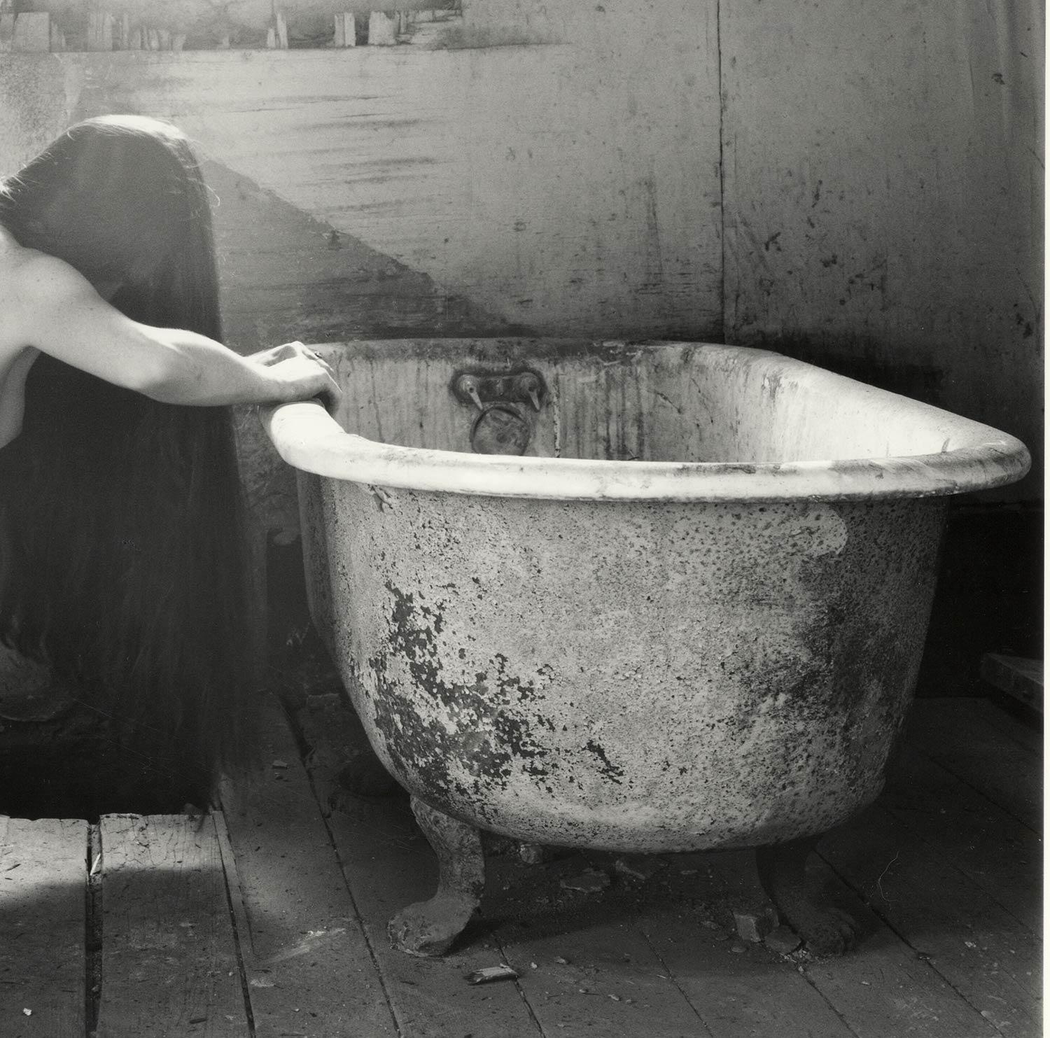 The Bath n°1 (Un nu féminin squat près d'une baignoire)  maison de rangée abandonnée de la Nouvelle-Orléans) - Contemporain Photograph par David Levy