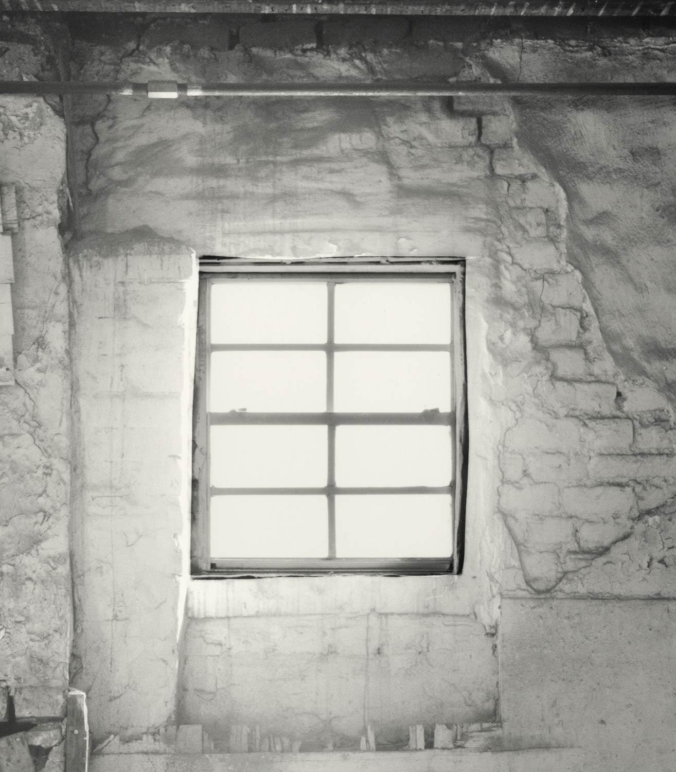 The Bath n°1 (Un nu féminin squat près d'une baignoire)  maison de rangée abandonnée de la Nouvelle-Orléans) - Gris Black and White Photograph par David Levy