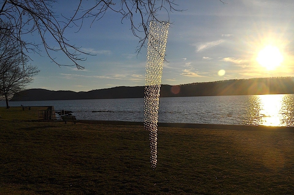 Soffio nel vento, lunga scultura a catena appesa in vetro trasparente lavorato a torcia - Sculpture Contemporaneo di David Licata