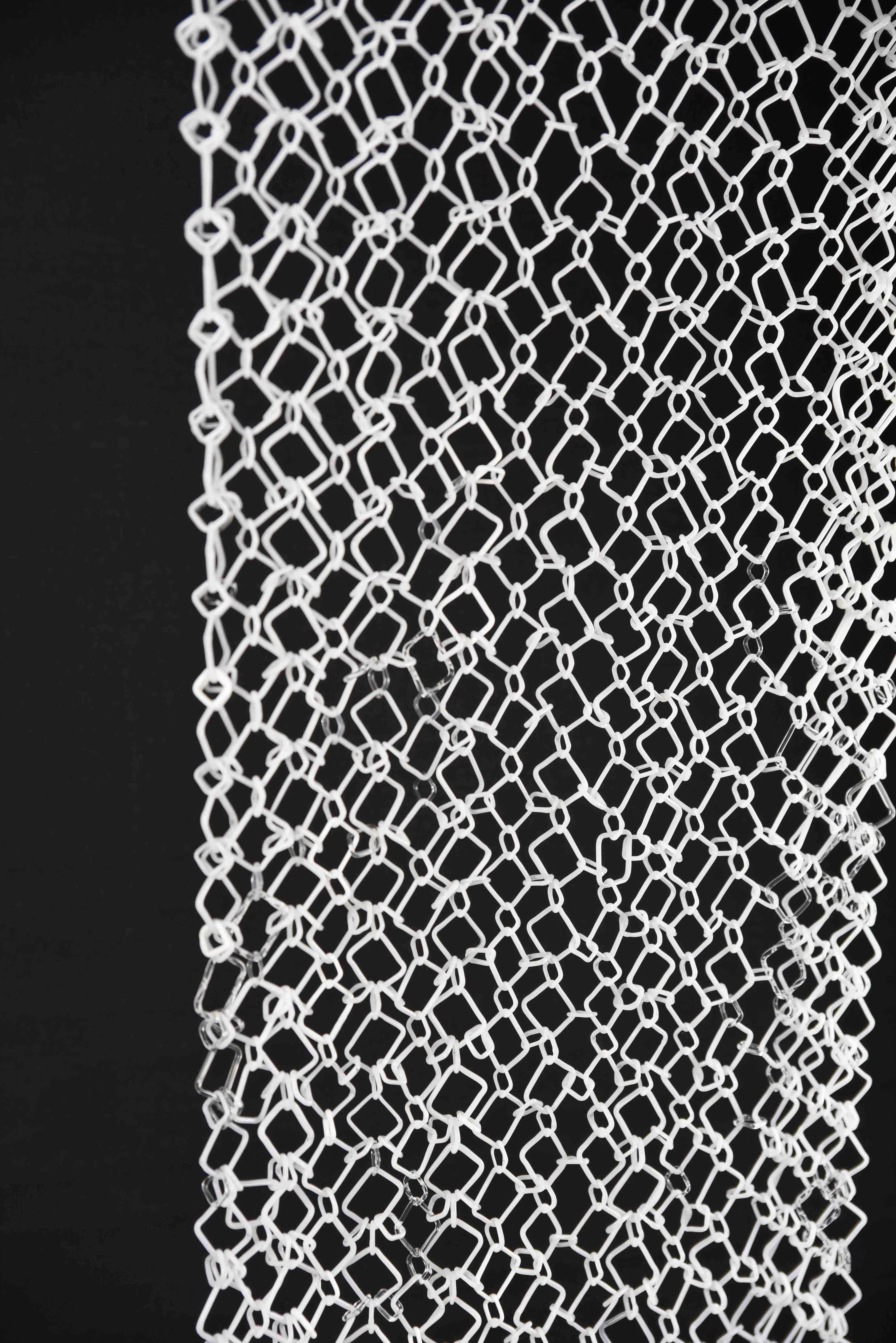Diese lange, hängende Skulptur von David Licata besteht aus quadratischen Gliedern aus klarem und weißem Borosilikatglas in Fackeltechnik. Die quadratischen Glieder sind in einem japanischen Vier-zu-Eins-Kettengeflecht zusammengefügt und fallen