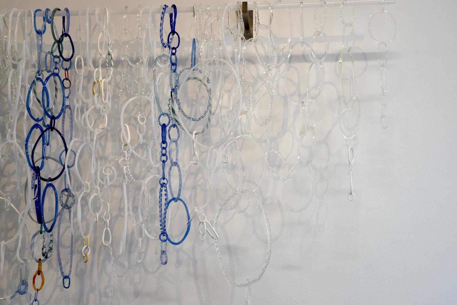 Frozen I, Hängeskulptur, Fackelglas, Fackelbearbeitetes Glas, weiße, blaue, grüne Schleifen (Zeitgenössisch), Sculpture, von David Licata