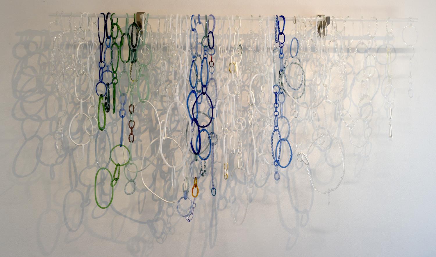 David Licata Abstract Sculpture – Frozen I, Hängeskulptur, Fackelglas, Fackelbearbeitetes Glas, weiße, blaue, grüne Schleifen