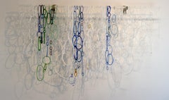 Frozen I, escultura colgante, vidrio trabajado con soplete, blanco, azul, bucles verdes