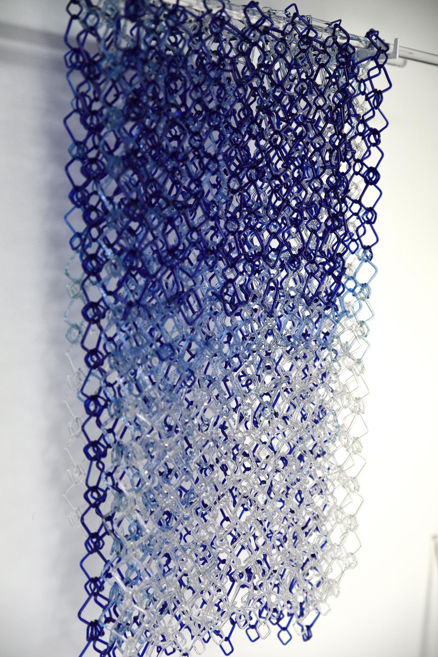 Hängeskulptur mit niedrigem Tide, blaue, violette Fackel-Glaskette und Maille-Glieder im Angebot 5