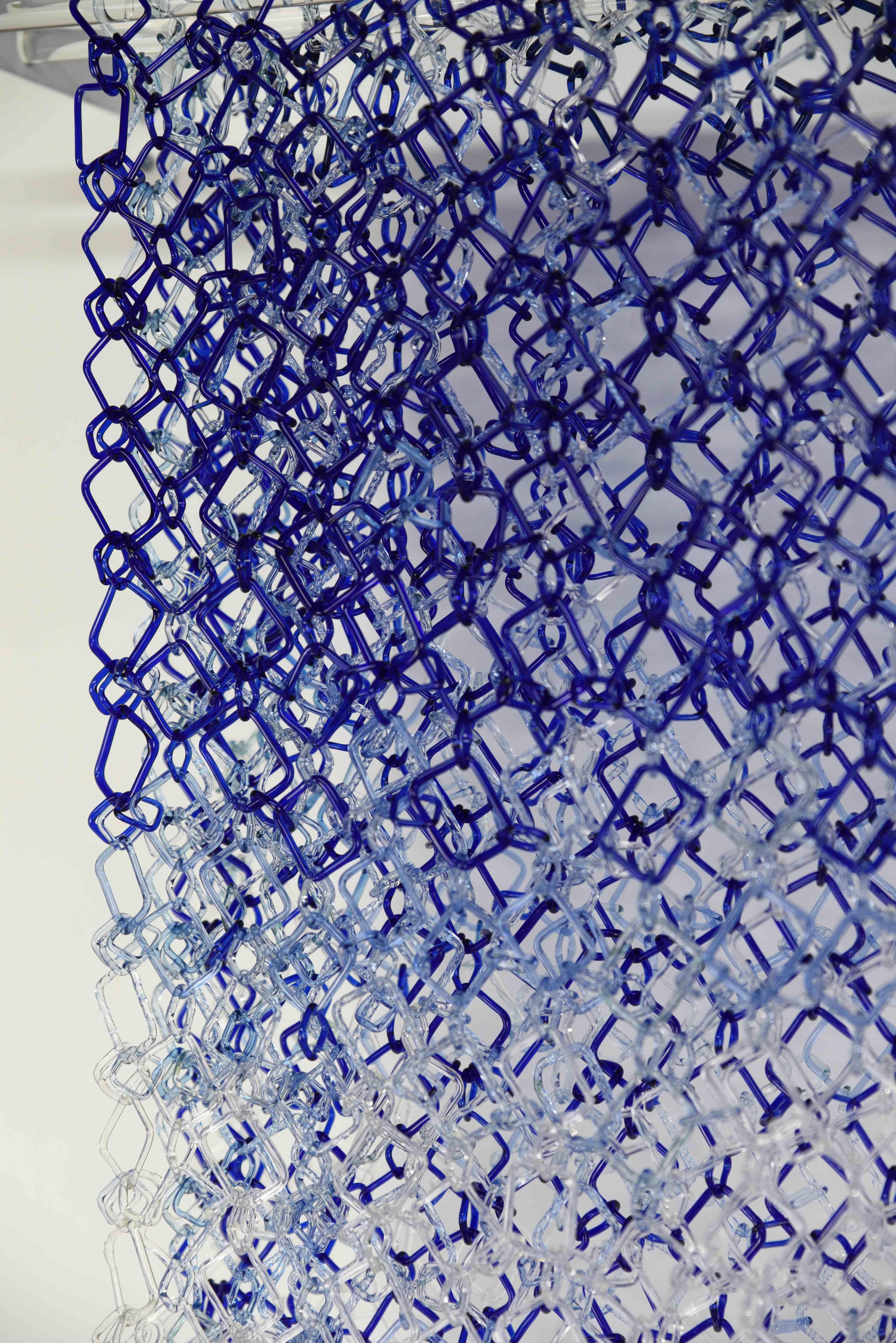 Hängeskulptur mit niedrigem Tide, blaue, violette Fackel-Glaskette und Maille-Glieder im Angebot 6