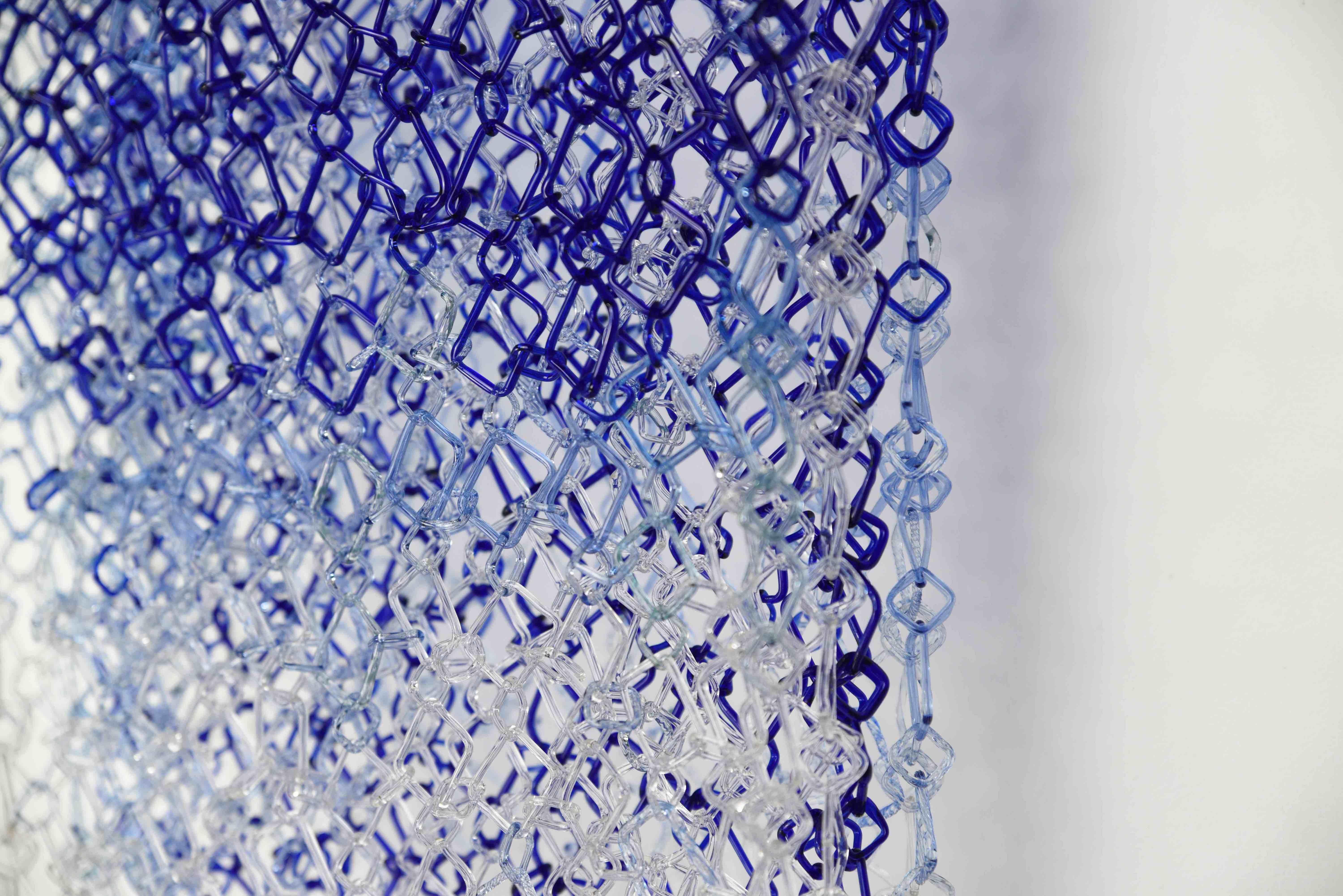 Hängeskulptur mit niedrigem Tide, blaue, violette Fackel-Glaskette und Maille-Glieder im Angebot 7