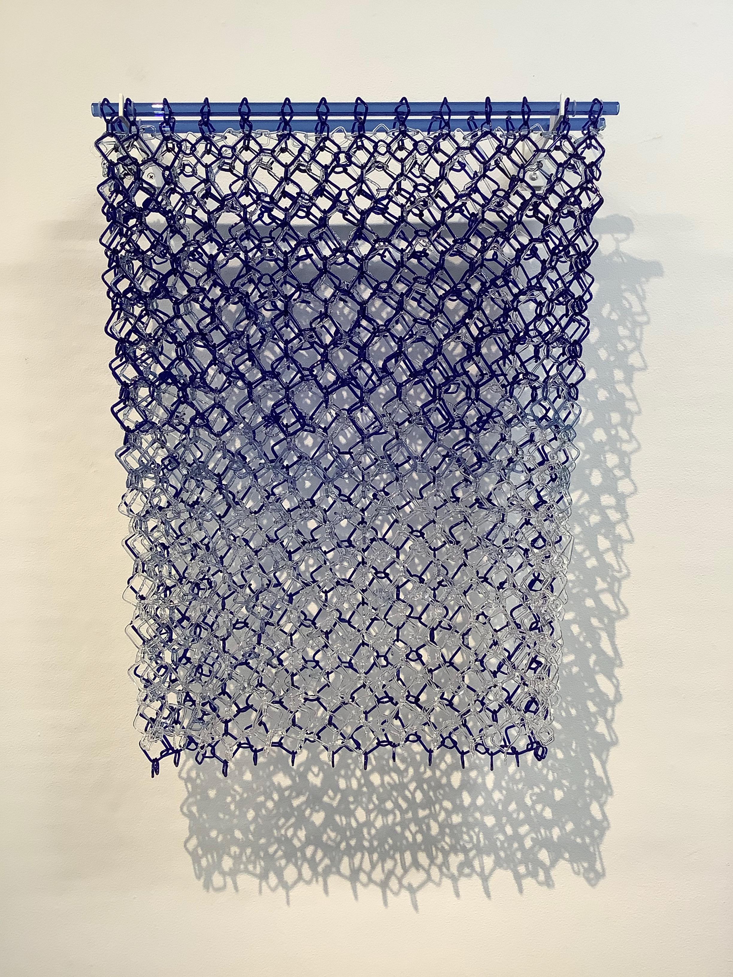 Hängeskulptur mit niedrigem Tide, blaue, violette Fackel-Glaskette und Maille-Glieder – Sculpture von David Licata