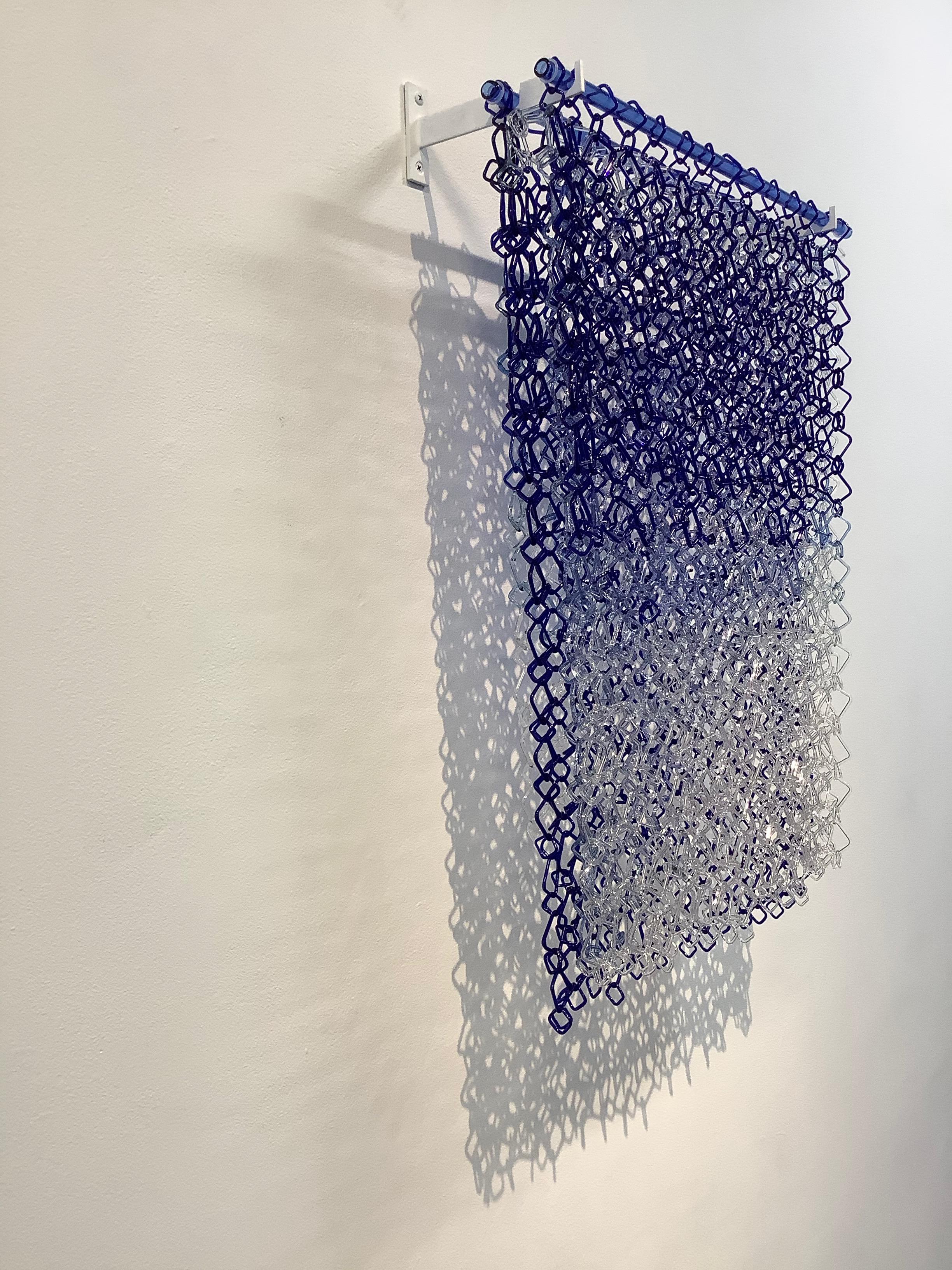 Diese Hängeskulptur von David Licata besteht aus quadratischen Gliedern aus gebranntem Borosilikatglas in Blautönen, die von dunklem Kobalt im oberen Bereich über helles, durchscheinendes Violett in der Mitte bis zu klaren Gliedern im unteren
