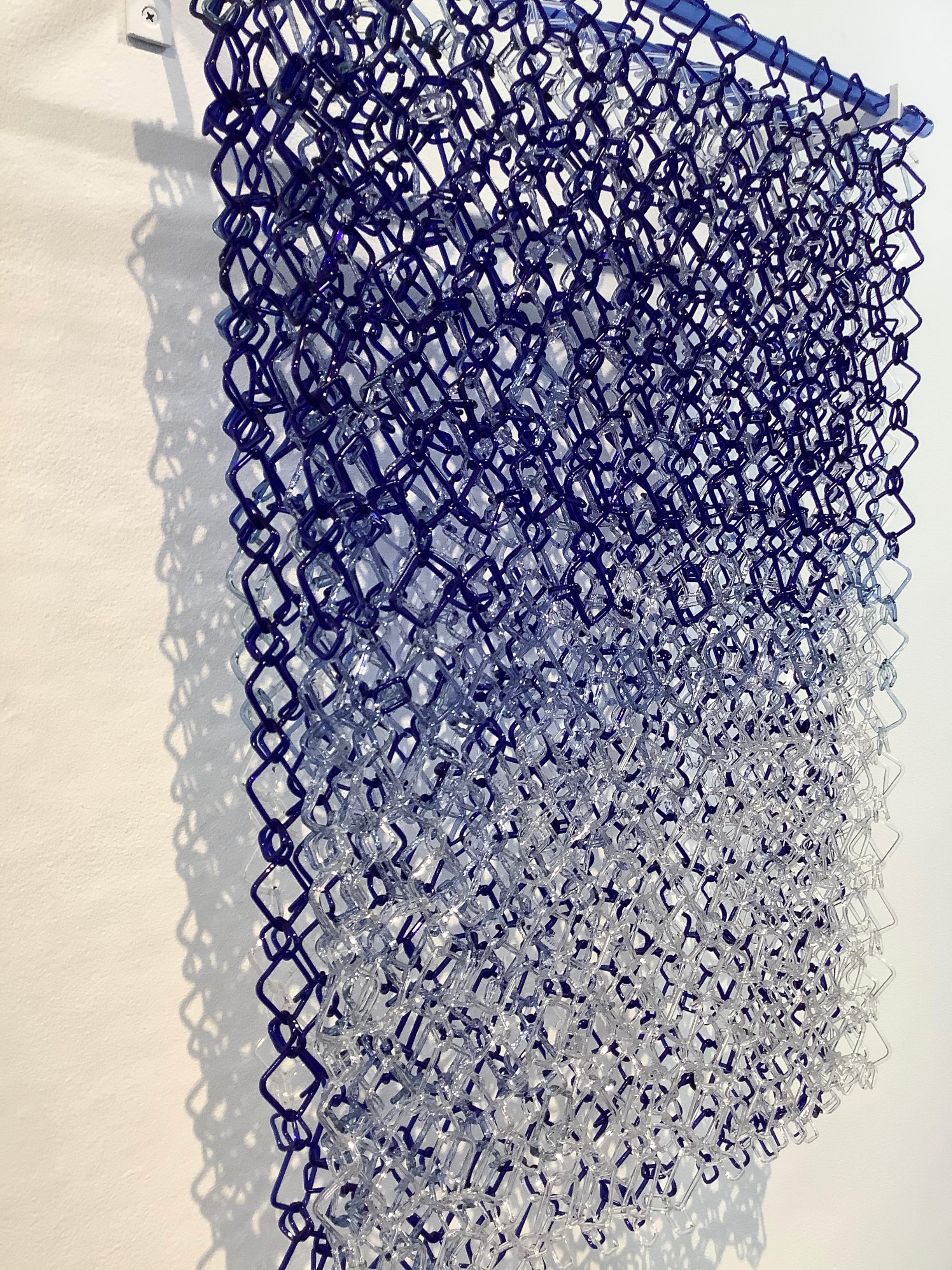 Hängeskulptur mit niedrigem Tide, blaue, violette Fackel-Glaskette und Maille-Glieder im Angebot 2