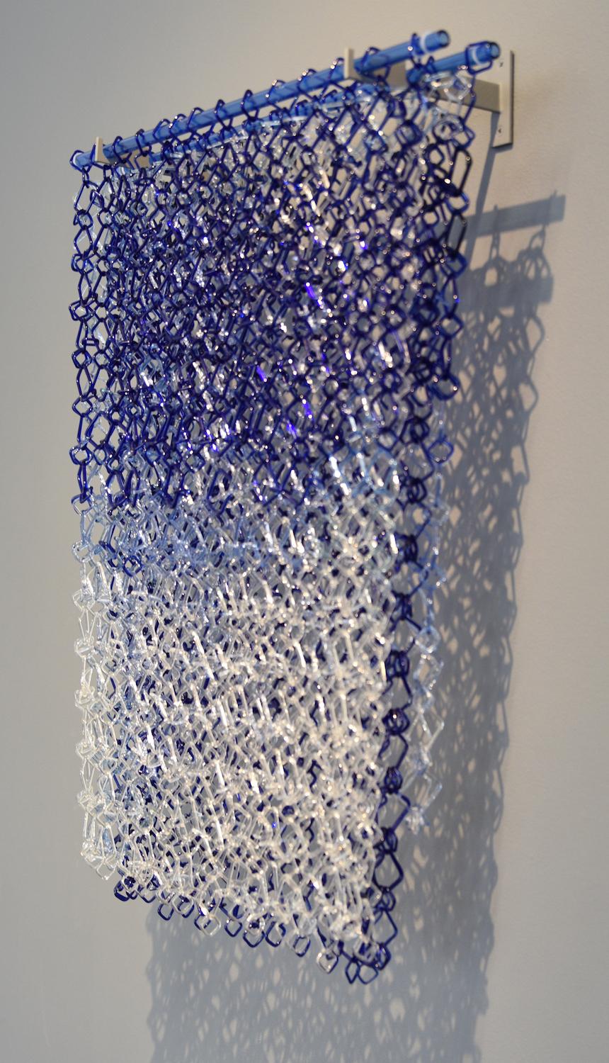 Hängeskulptur mit niedrigem Tide, blaue, violette Fackel-Glaskette und Maille-Glieder im Angebot 3