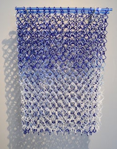 Sculpture suspendue à tige basse, maillons en verre bleu travaillé au chalumeau et violet
