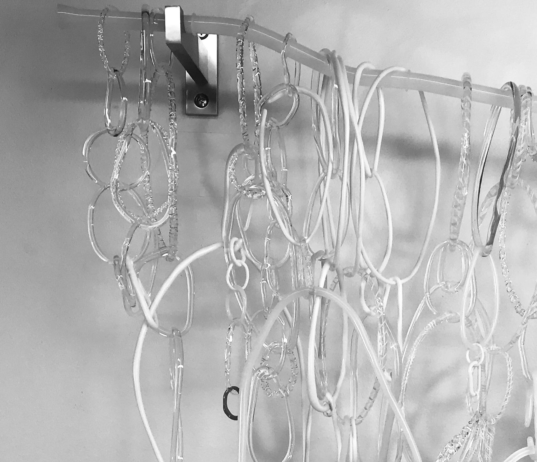 Winter Falls, hängende Wandskulptur, weiß, klare, fackelgearbeitete Glasschleifen (Schwarz), Abstract Sculpture, von David Licata