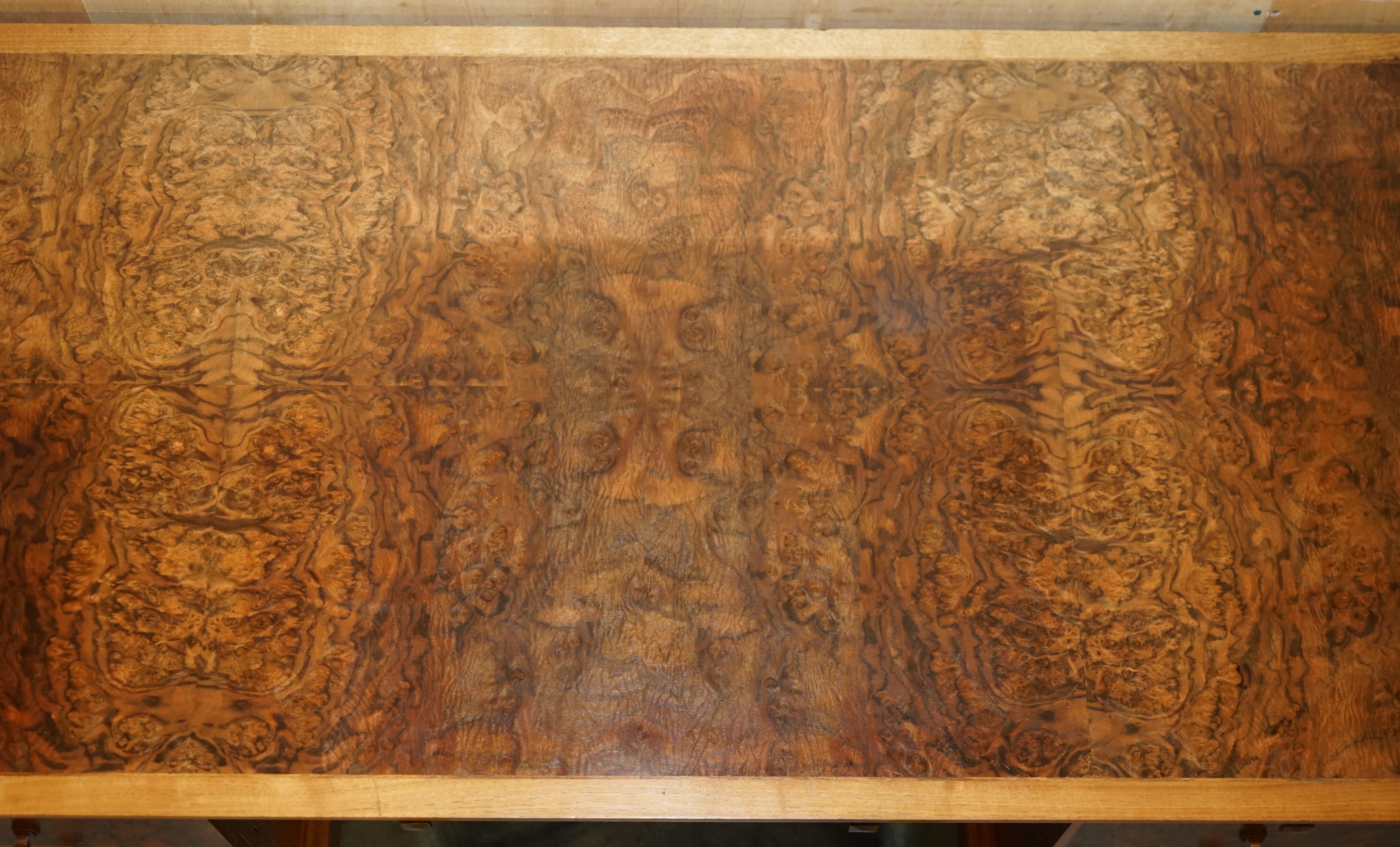 David Linley Burr, scrivania classica in legno di noce per il restauro del legno. in vendita 2