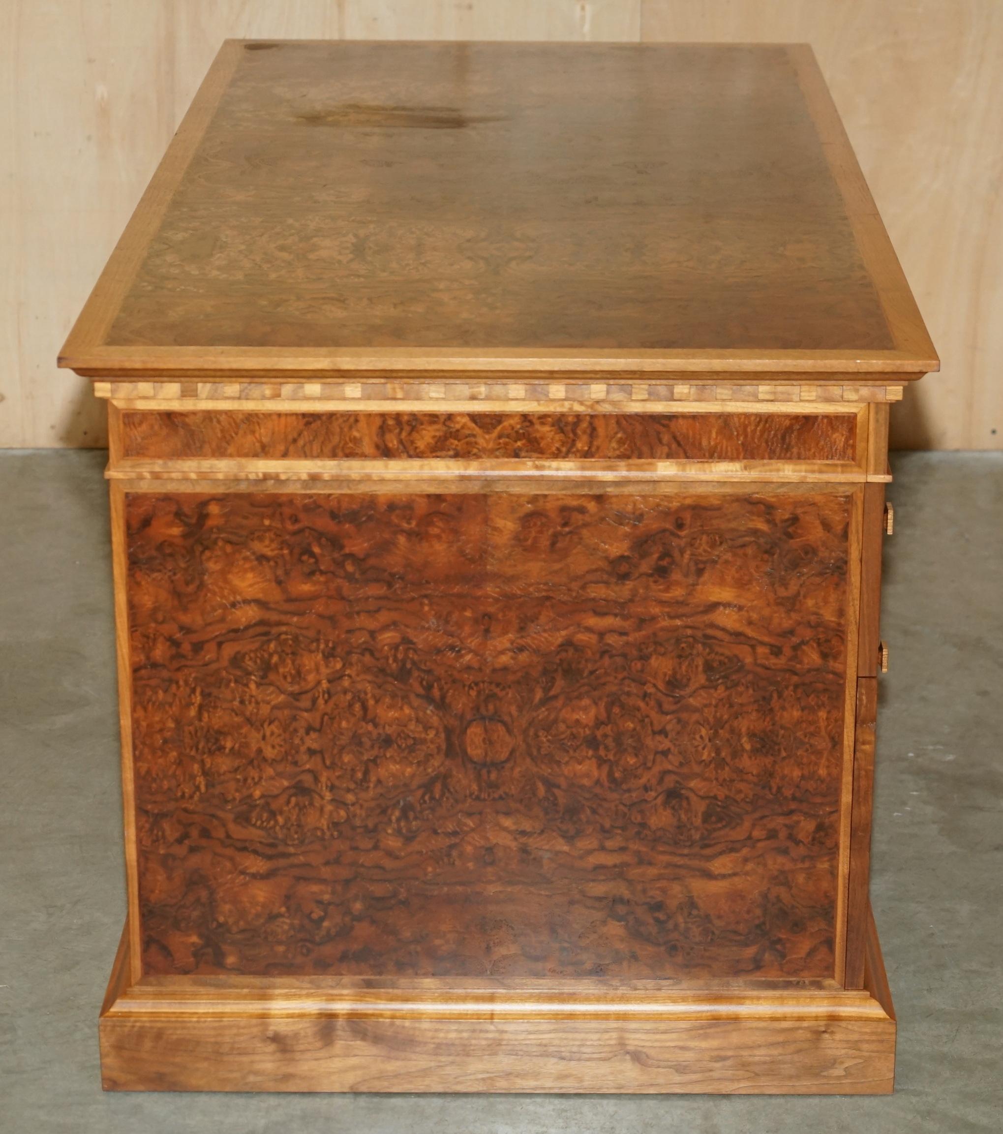 David Linley Burr, scrivania classica in legno di noce per il restauro del legno. in vendita 4