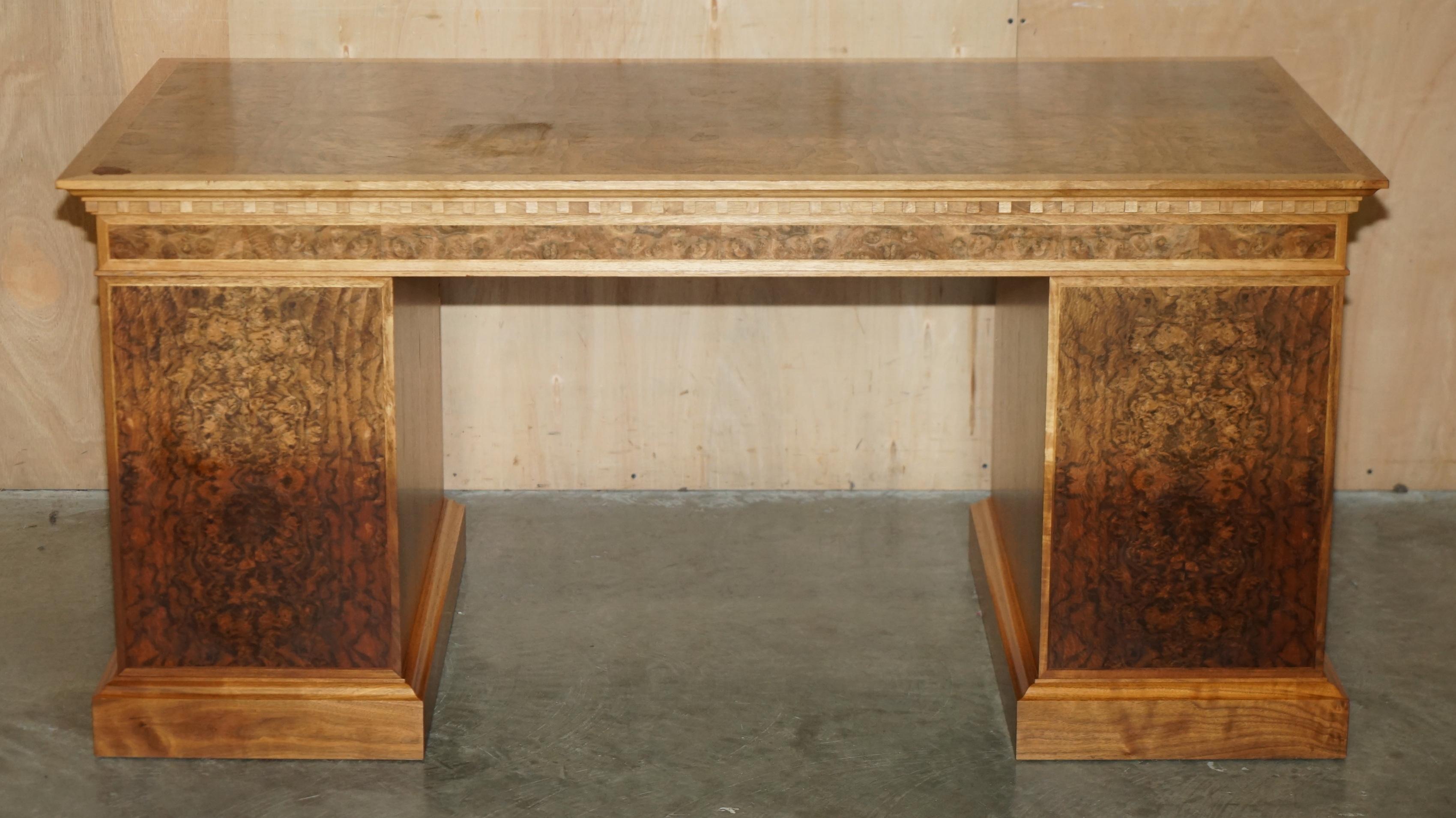 David Linley Burr, scrivania classica in legno di noce per il restauro del legno. in vendita 5