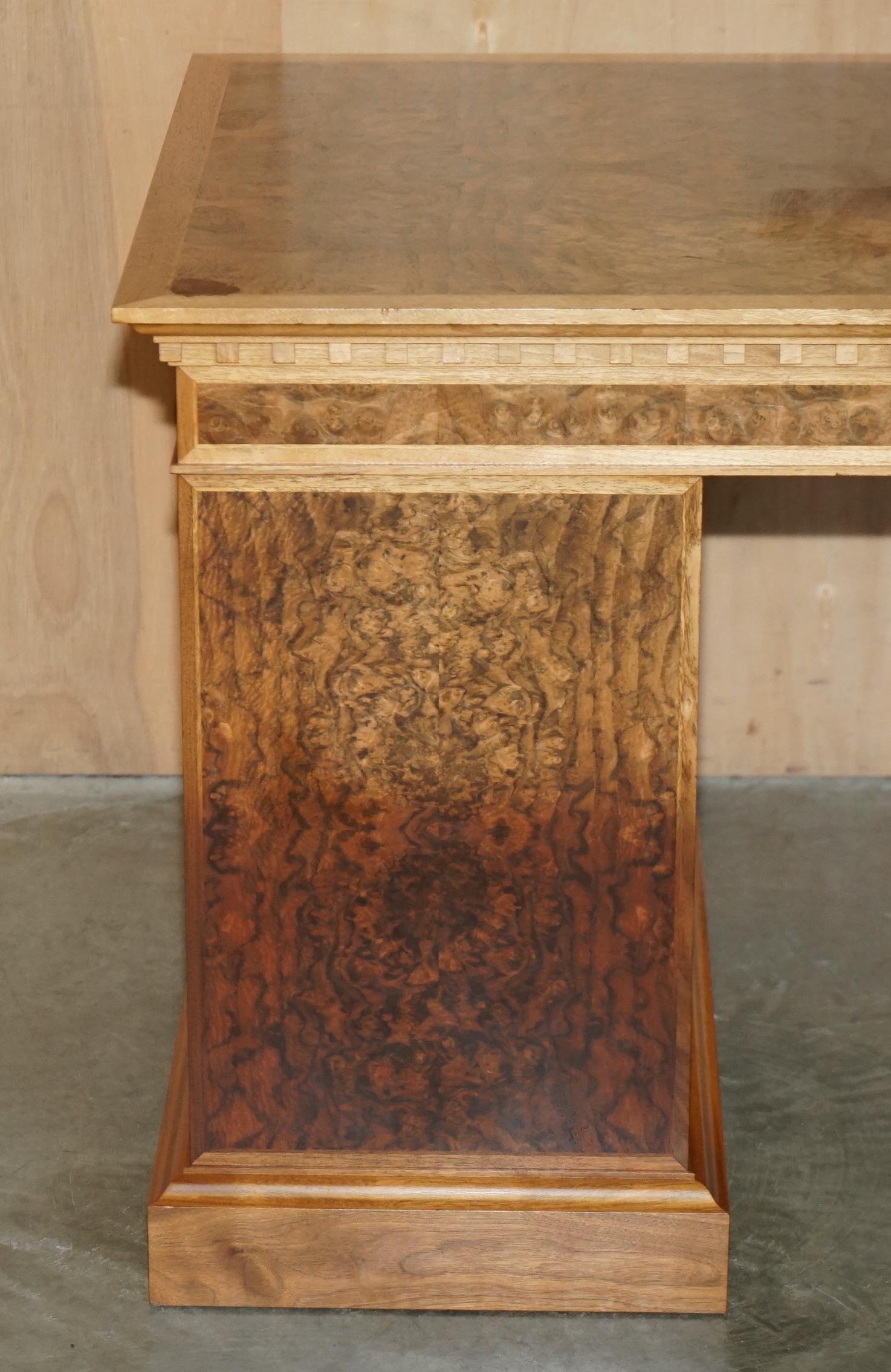 David Linley Burr, scrivania classica in legno di noce per il restauro del legno. in vendita 6