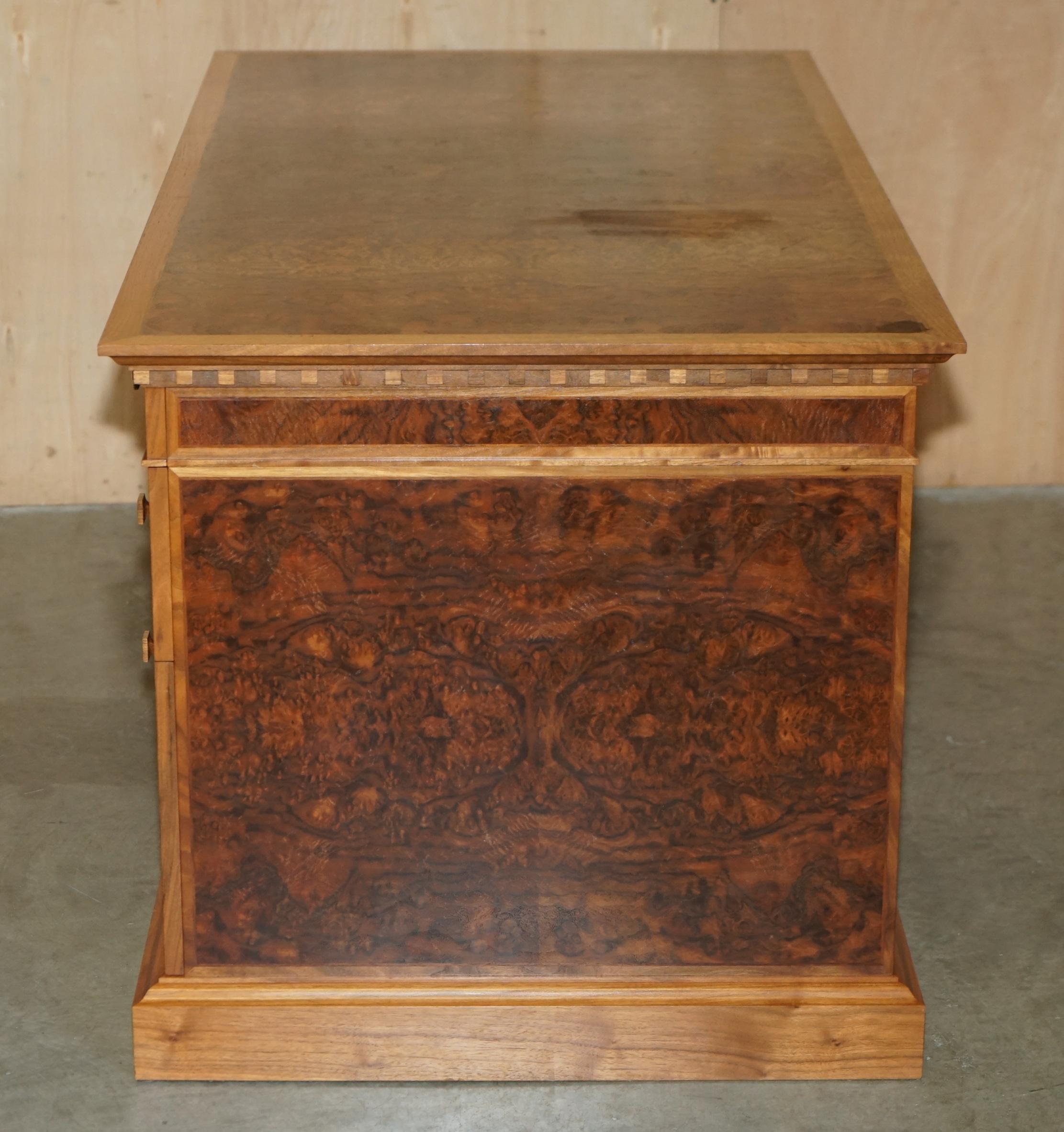 David Linley Burr, scrivania classica in legno di noce per il restauro del legno. in vendita 7
