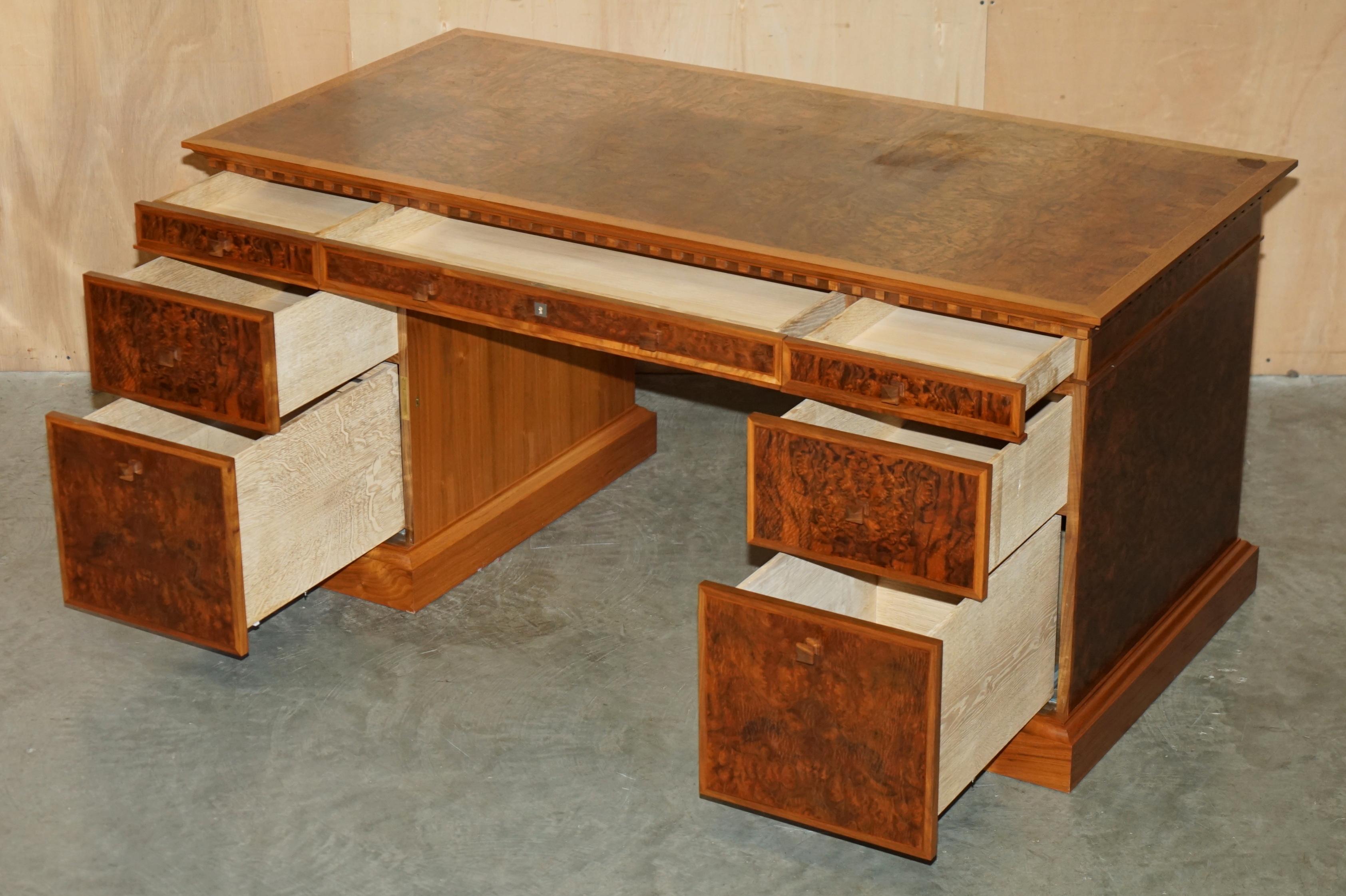 David Linley Burr, scrivania classica in legno di noce per il restauro del legno. in vendita 8