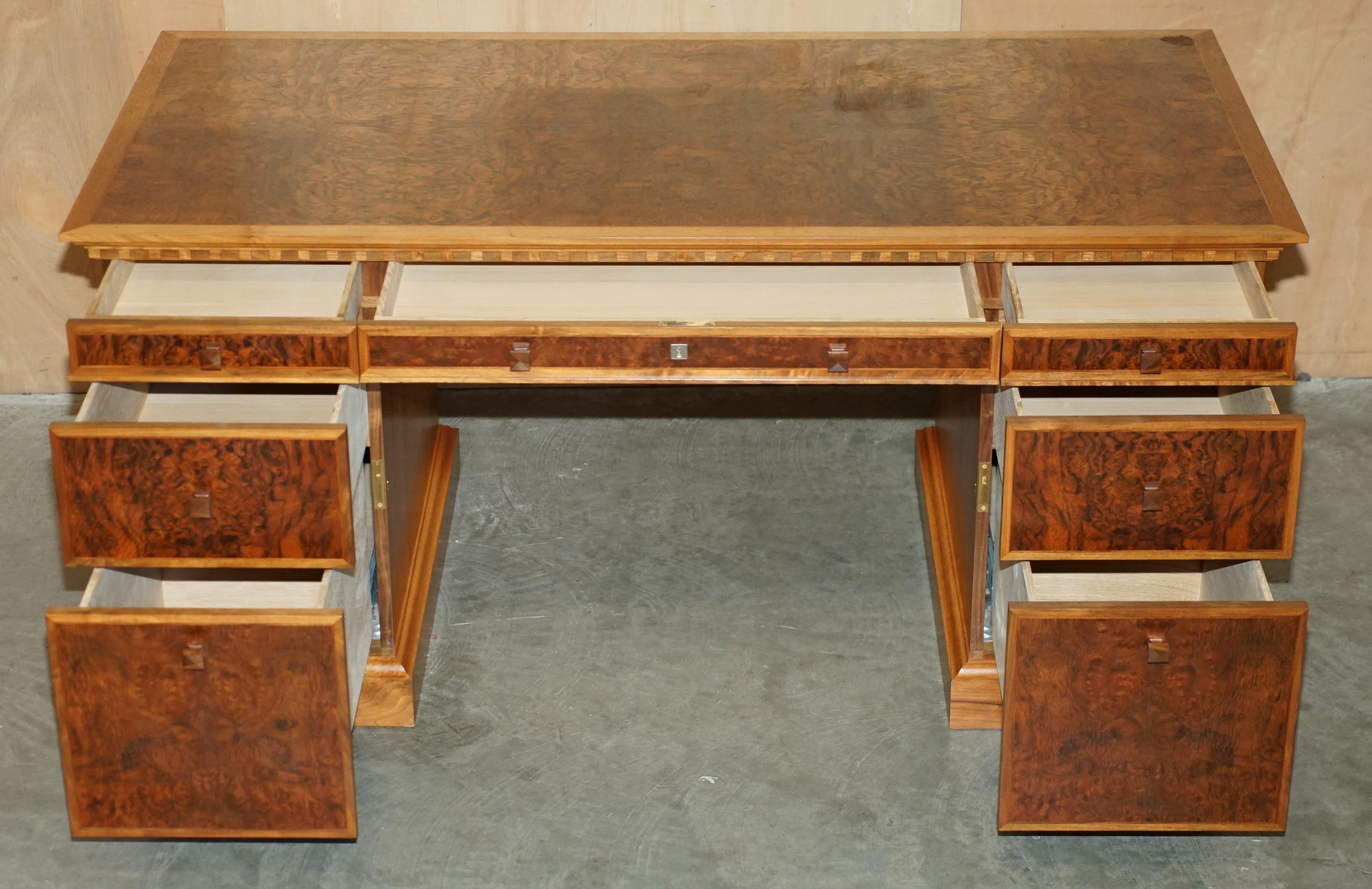 David Linley Burr, scrivania classica in legno di noce per il restauro del legno. in vendita 9
