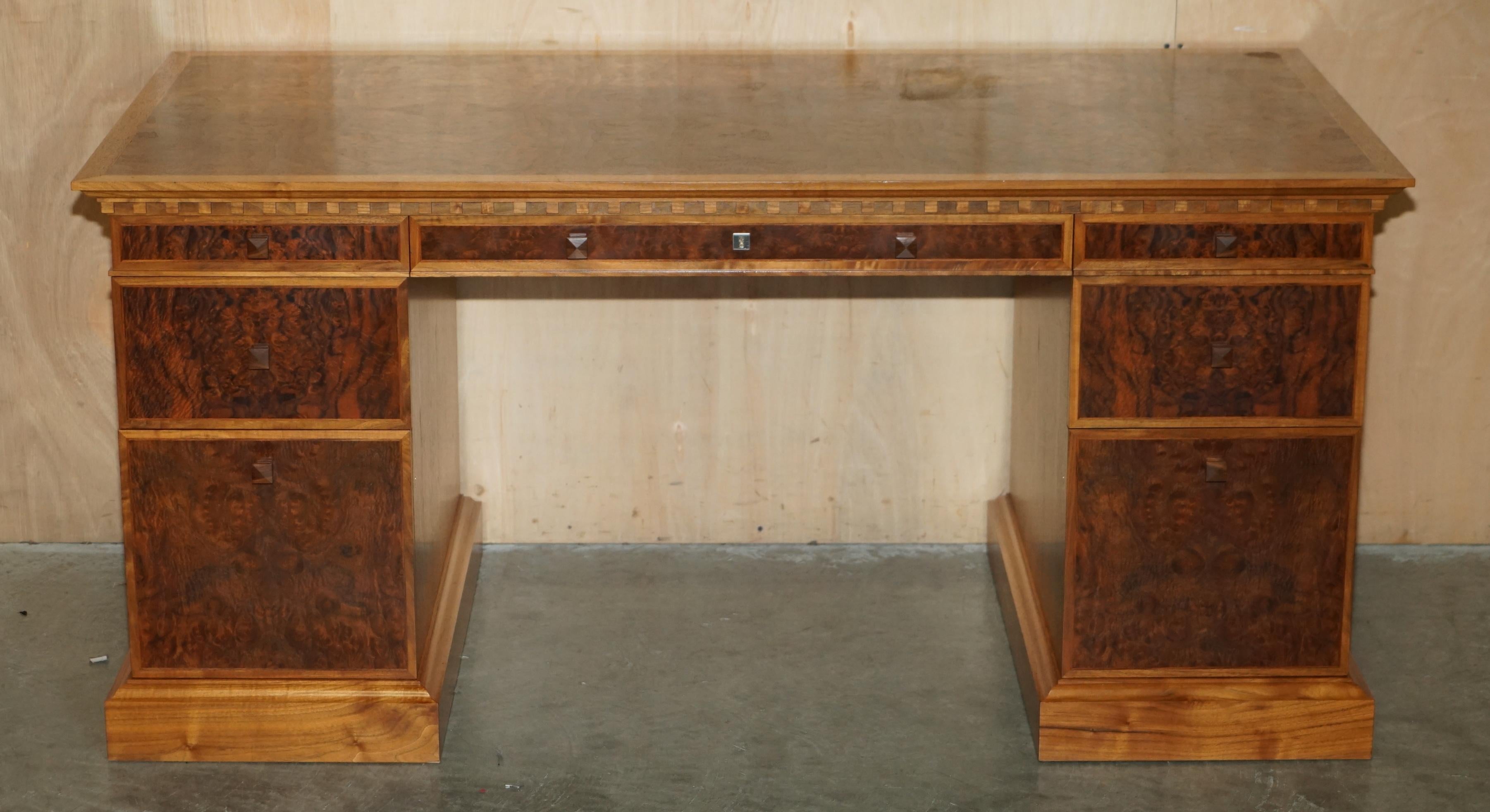 Casa Reale Antiquariato

Royal House Antiques è lieta di offrire in vendita questa splendida scrivania con piedistallo classica realizzata a mano in Inghilterra dal visconte David Linley RRP £ 25.500

Le spese di spedizione indicate sono solo