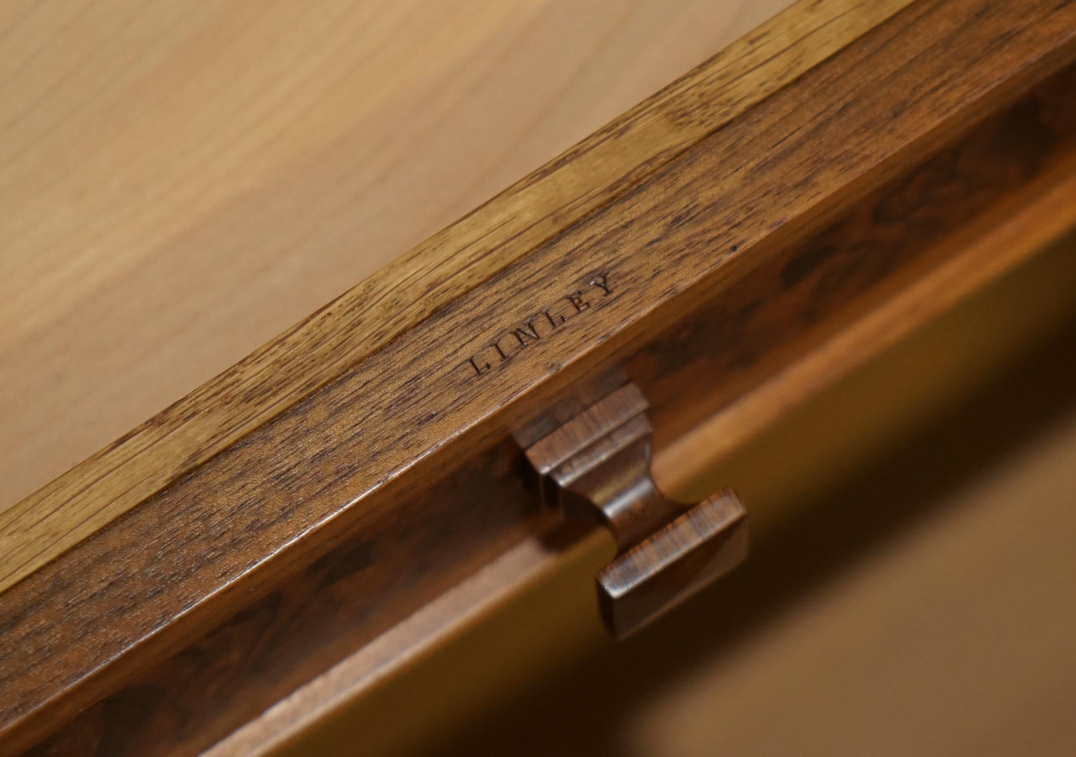 David Linley Burr, scrivania classica in legno di noce per il restauro del legno. in vendita 12