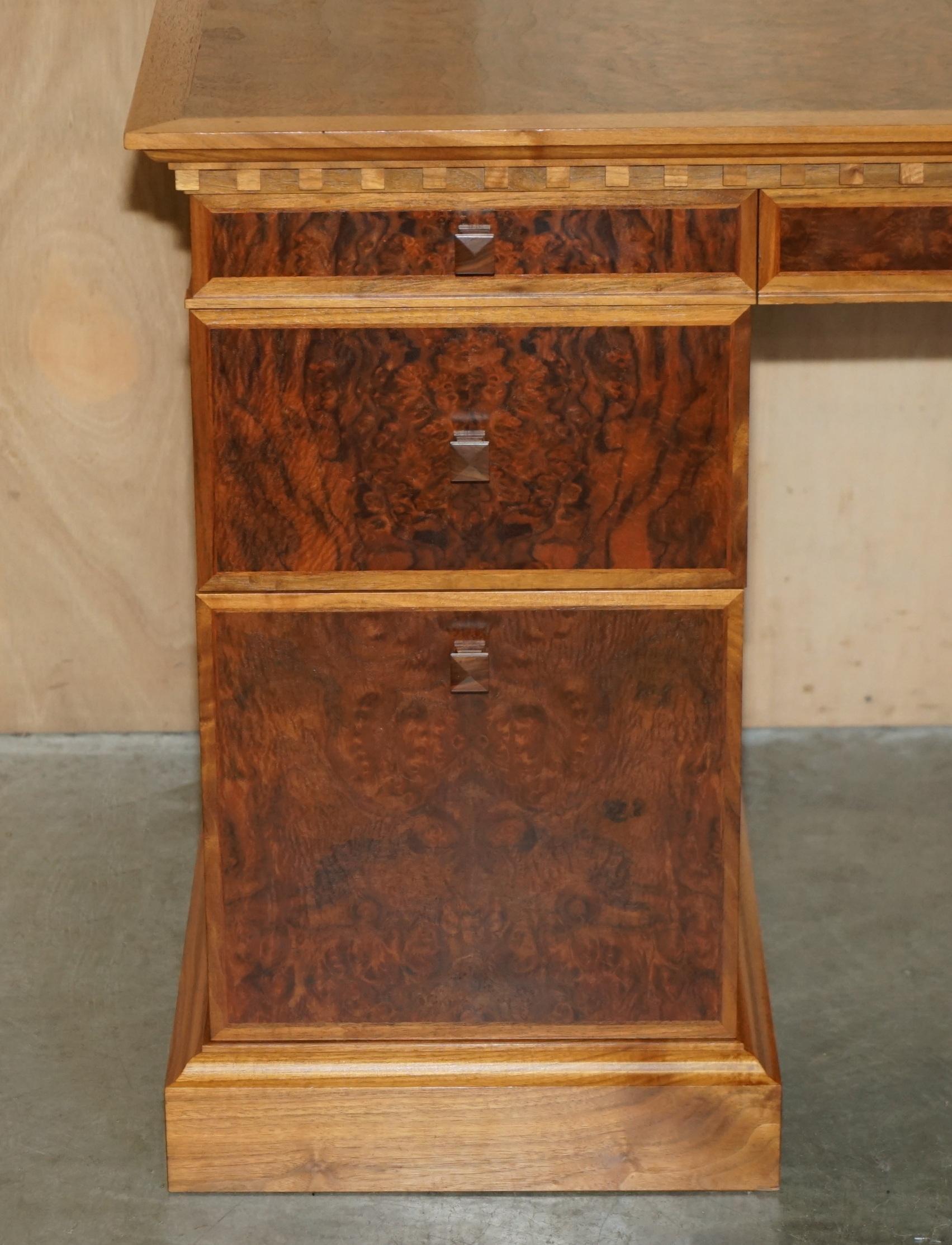 Art Déco David Linley Burr, scrivania classica in legno di noce per il restauro del legno. in vendita