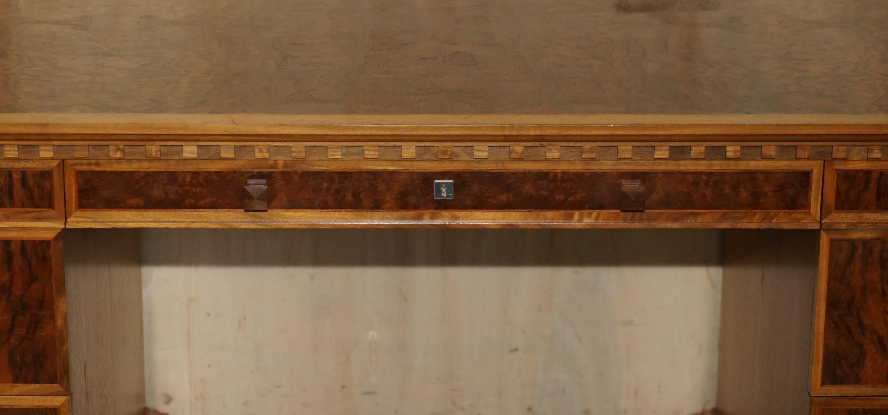 Inglese David Linley Burr, scrivania classica in legno di noce per il restauro del legno. in vendita