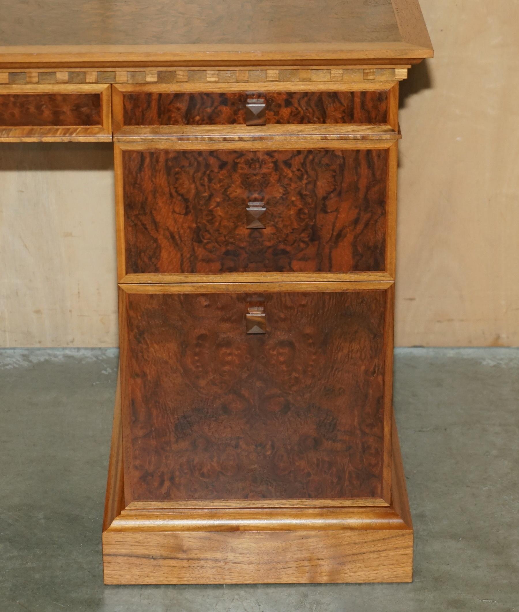 Fatto a mano David Linley Burr, scrivania classica in legno di noce per il restauro del legno. in vendita