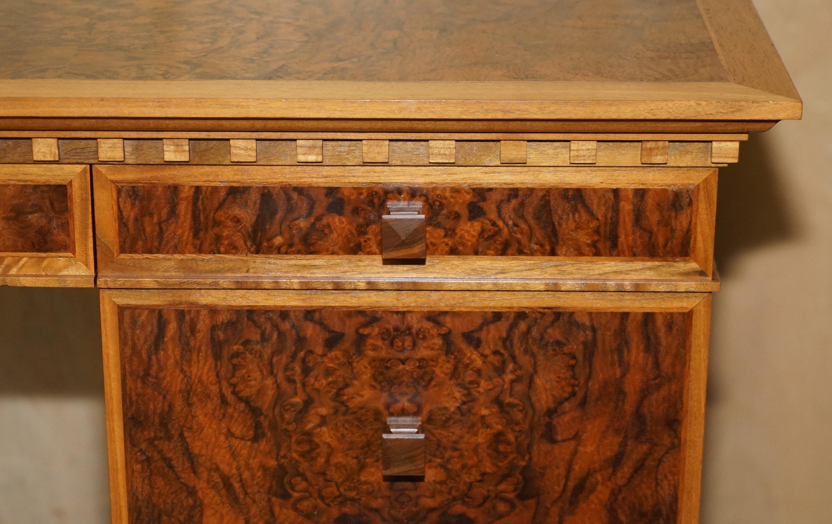 David Linley Burr, scrivania classica in legno di noce per il restauro del legno. In condizioni discrete in vendita a West Sussex, Pulborough