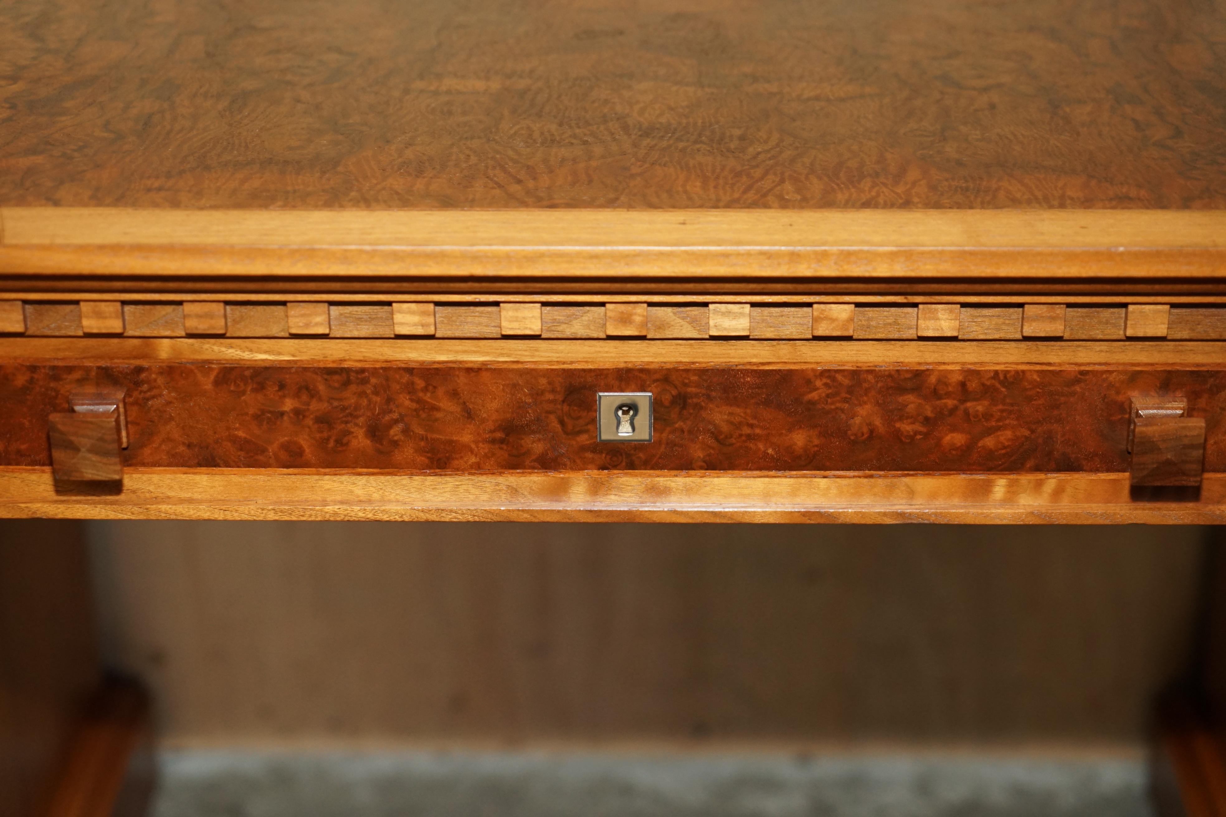 XX secolo David Linley Burr, scrivania classica in legno di noce per il restauro del legno. in vendita