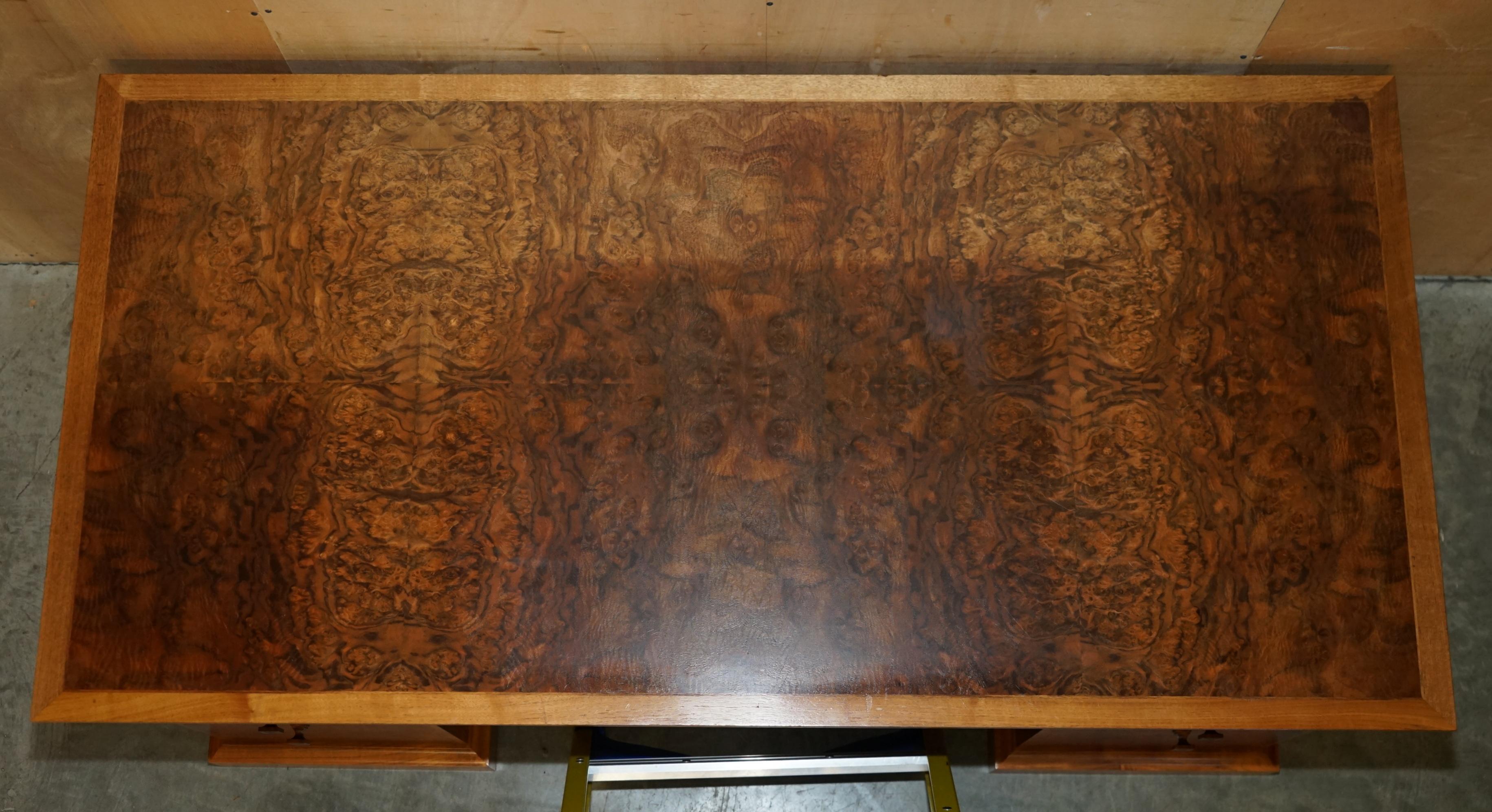 Noce David Linley Burr, scrivania classica in legno di noce per il restauro del legno. in vendita