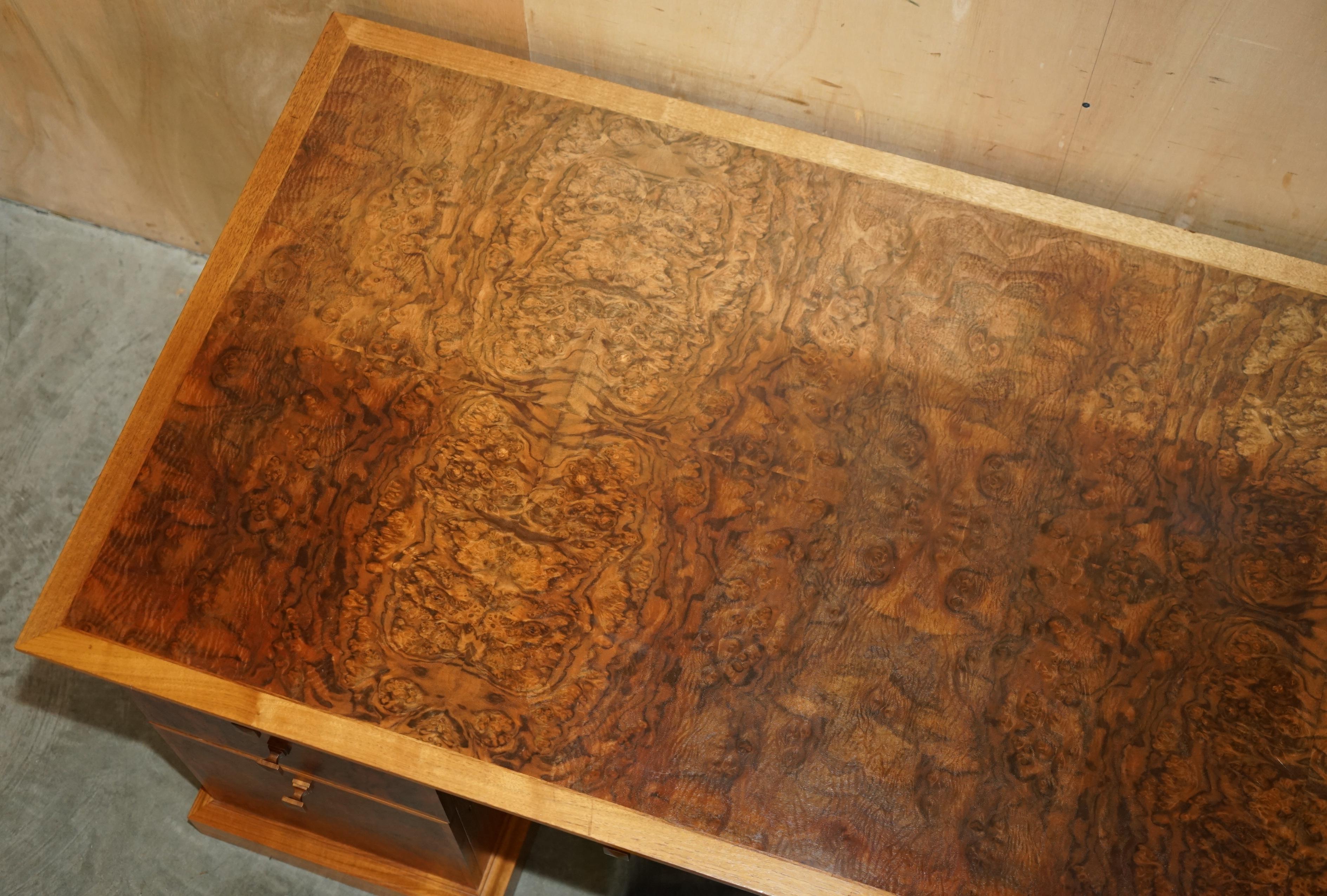David Linley Burr, scrivania classica in legno di noce per il restauro del legno. in vendita 1