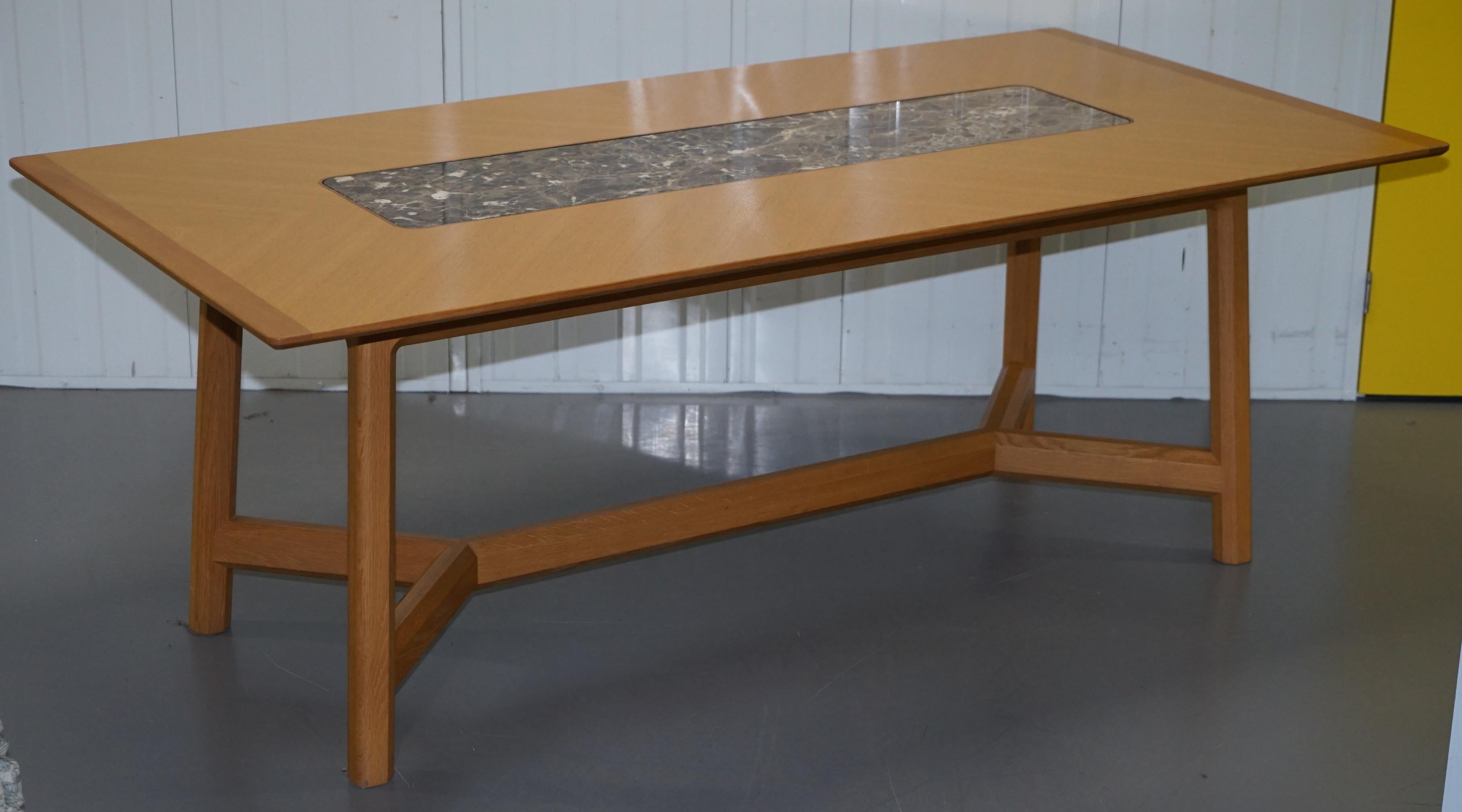 Nous avons le plaisir de proposer à la vente cette superbe table de salle à manger David Linley Newlyn collection en sycomore massif avec insert en marbre Hayrake RRP £14,500

Une table très belle et bien faite, l'insert en marbre est parfait pour