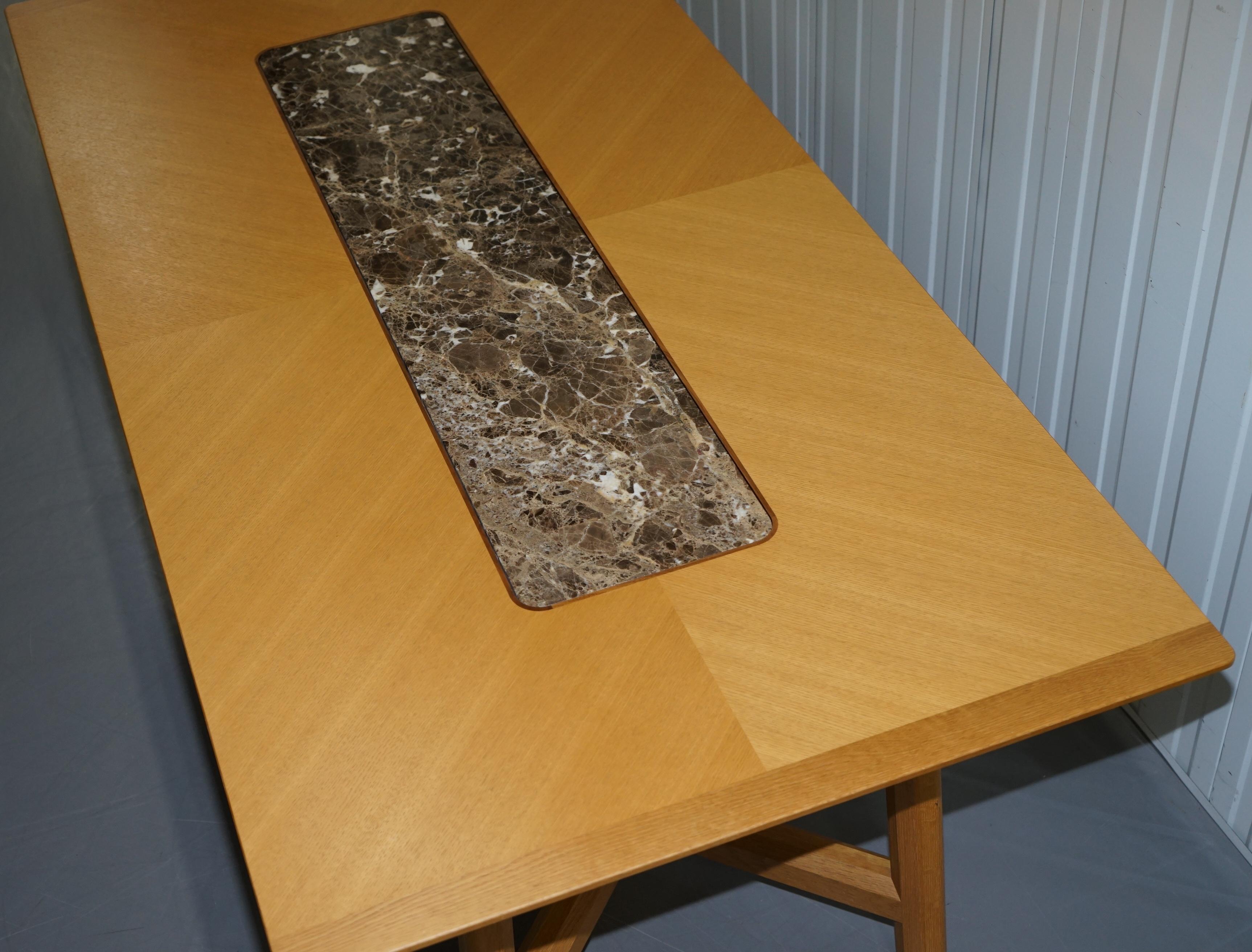 David Linley Newlyn Table à manger Hayrake en bois de sycomore et marbre en vente 1