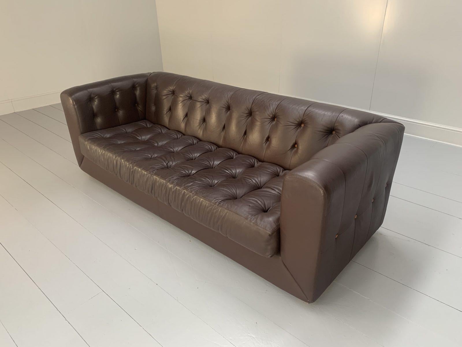 David Linley “Yoxford” Chesterfield 3-Seat Sofa in Brown Leather In Good Condition For Sale In Barrowford, GB