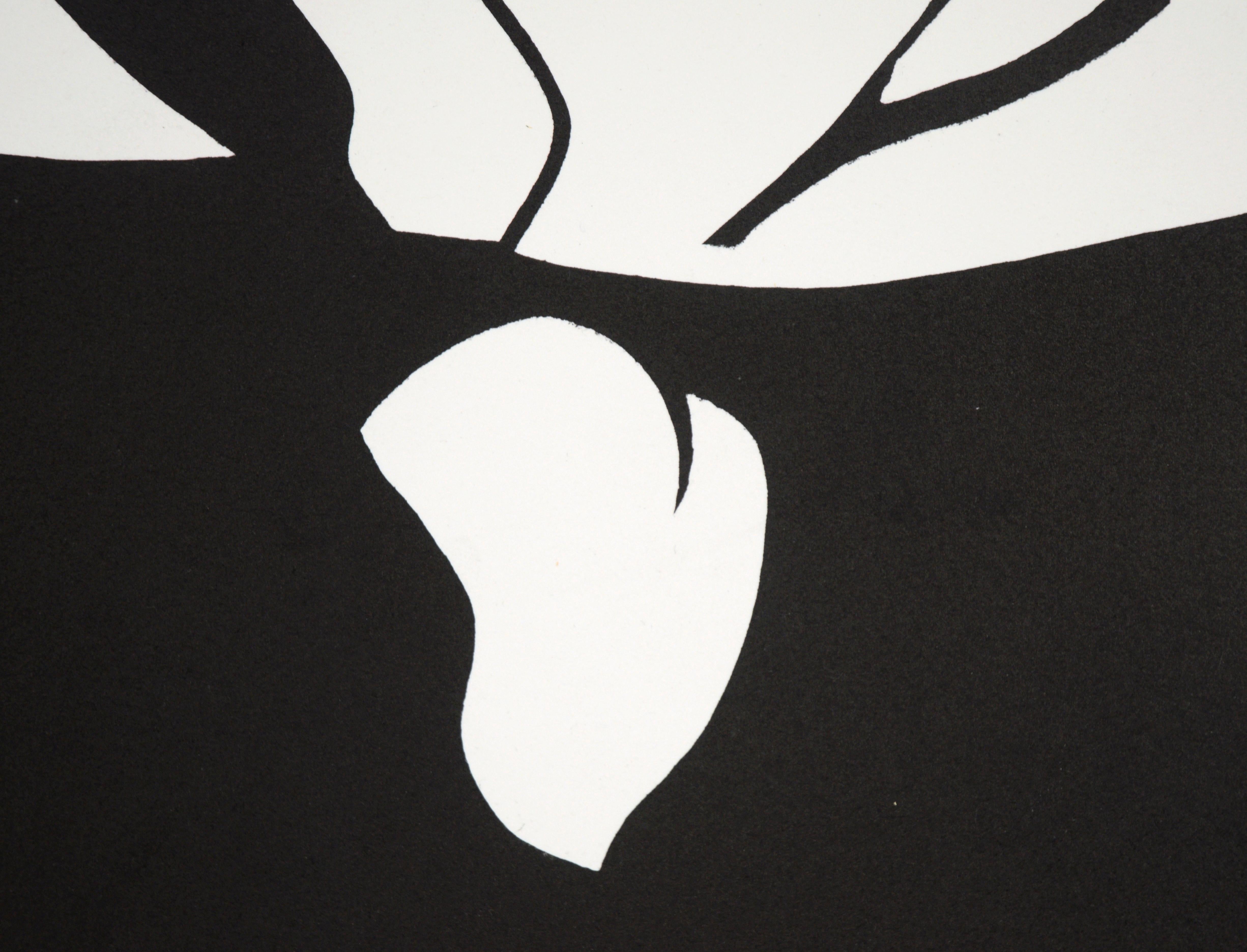 Gravure en noir et blanc de David Marli (américain, 20e siècle). Un lys blanc est formé à partir de l'espace négatif de l'impression.


La côtelette de l'artiste se trouve dans le coin inférieur gauche.
Titrée, numérotée, signée et datée au verso