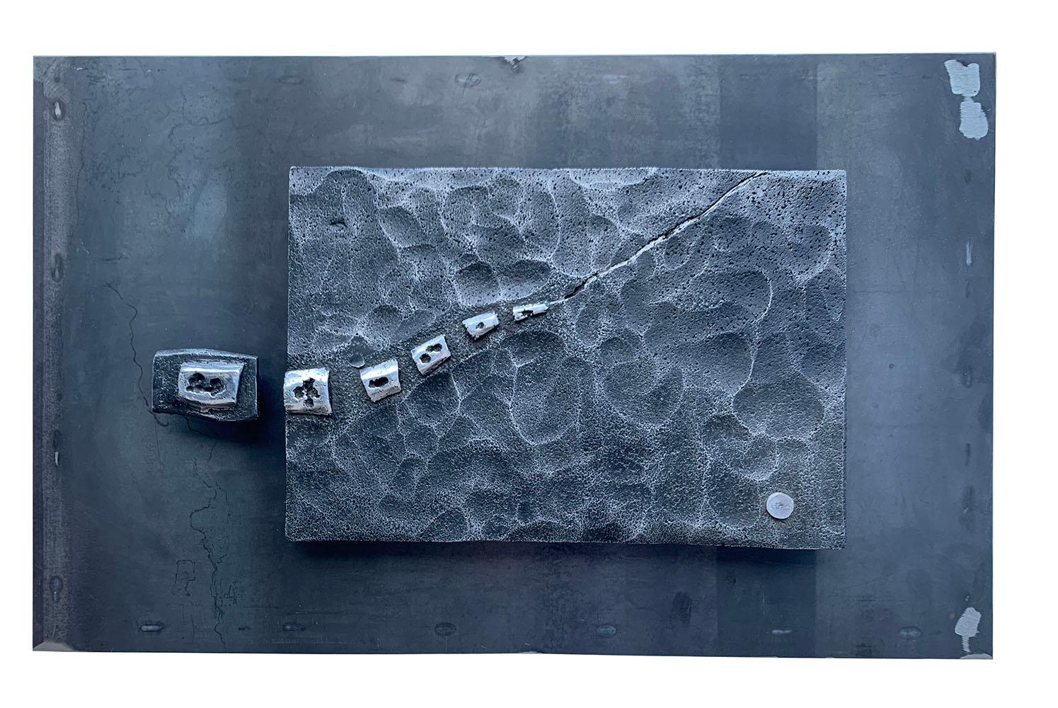 Abstrakte abstrakte Wandskulptur aus Aluminium und Stahl, Moderne Wandskulptur „Blow Out“, David Marshall im Angebot 1