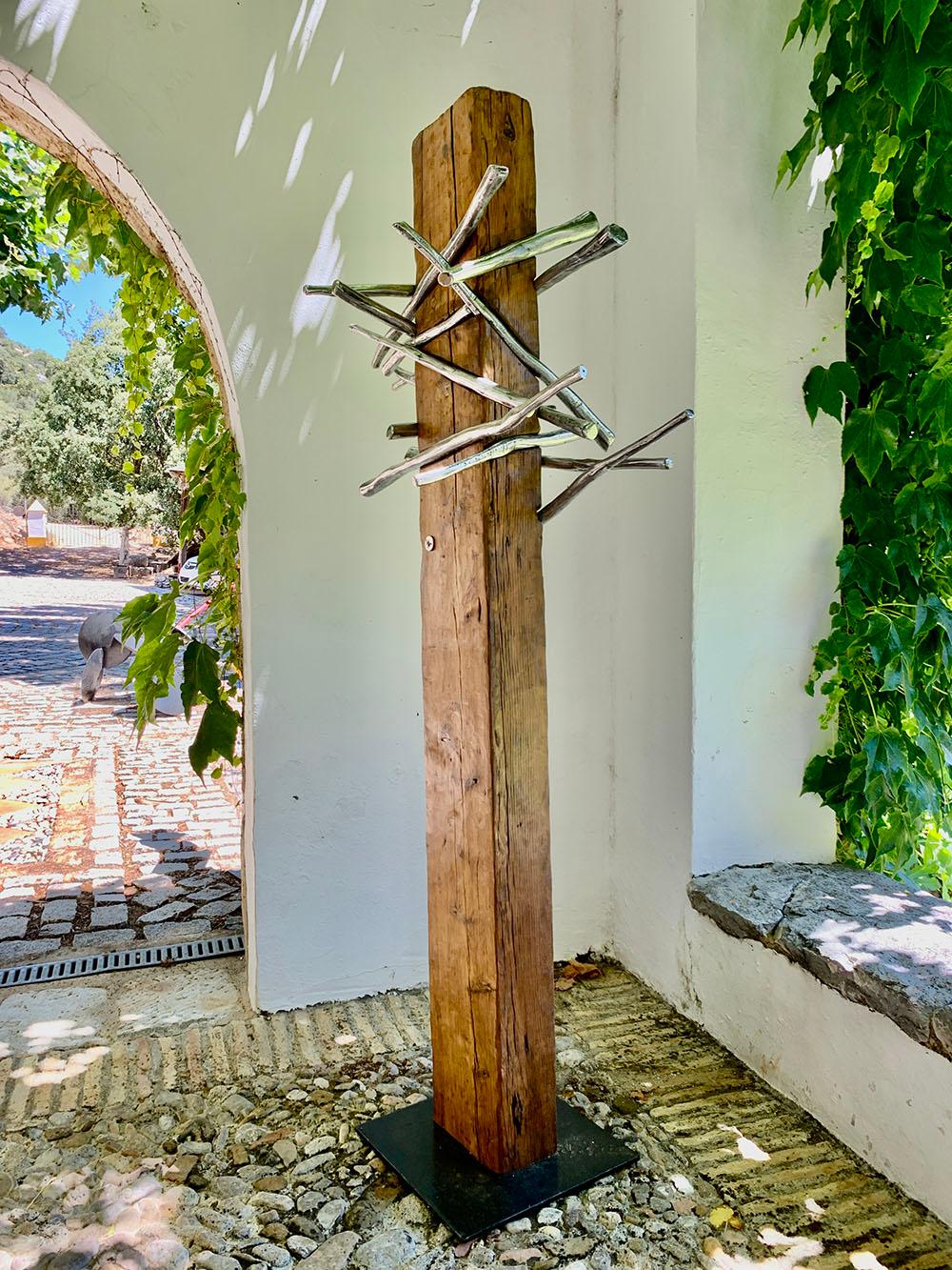 Sculpture moderne abstraite et abstraite de David Marshall « » Stronghold « » en bois d'extérieur et aluminium  en vente 4