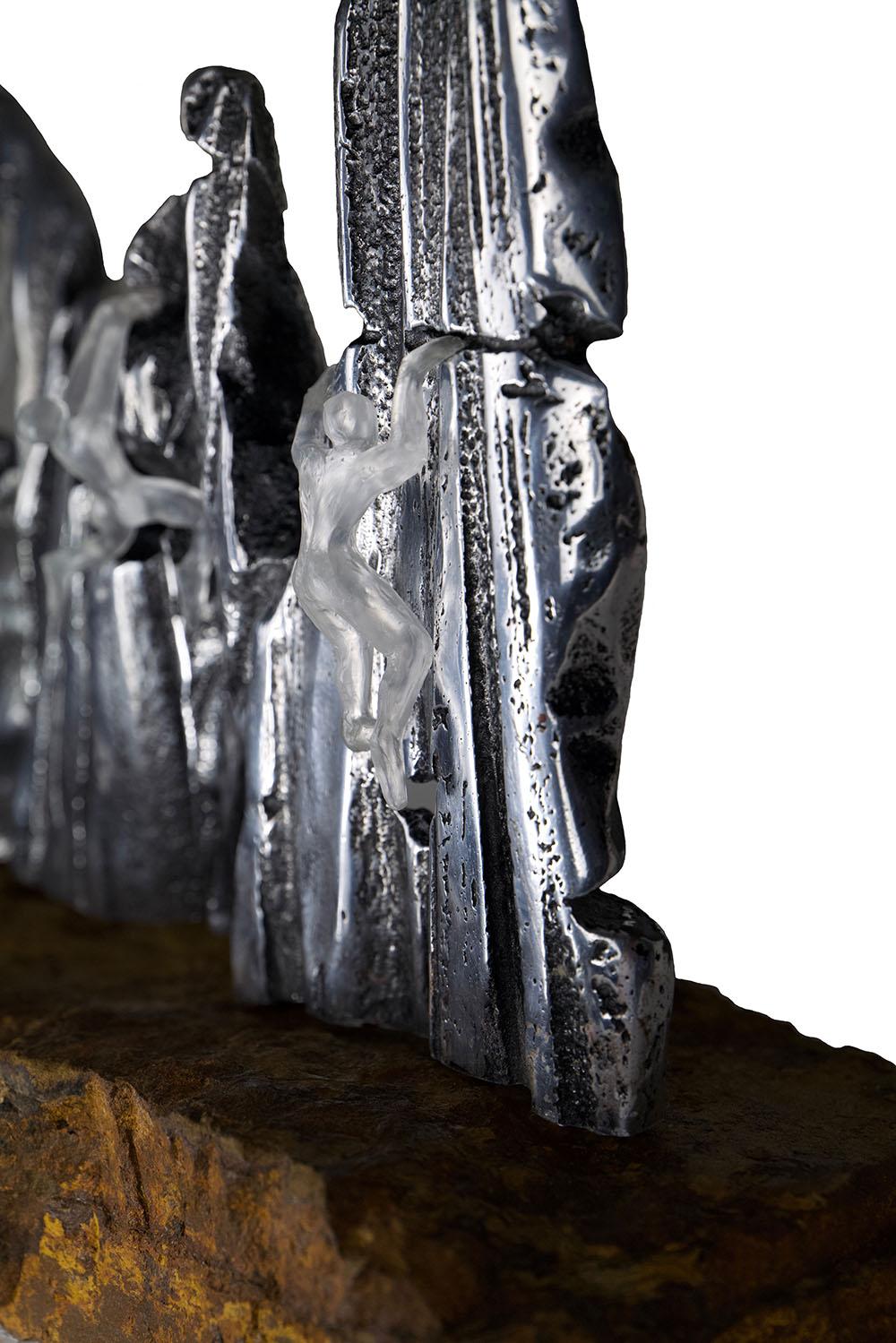  Hänge-Skulptur aus Glas und Metall mit natürlichem Steinsockel, Farbe Silber  – Sculpture von David Marshall