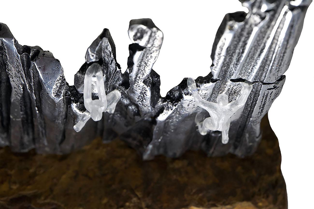 Hang Tight, scultura in vetro e metallo con base in pietra naturale, colore Argento - Sculpture Astratto di David Marshall