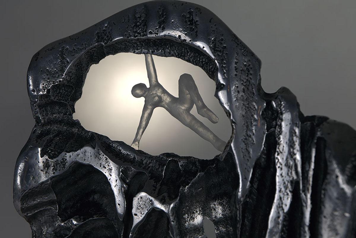  Hänge-Skulptur aus Glas und Metall mit natürlichem Steinsockel, Farbe Silber  (Schwarz), Figurative Sculpture, von David Marshall